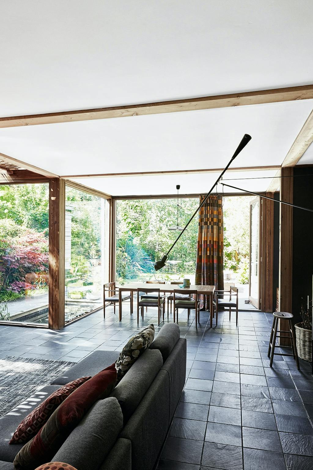 Spisestue og opholdsstue med stort vinduesparti