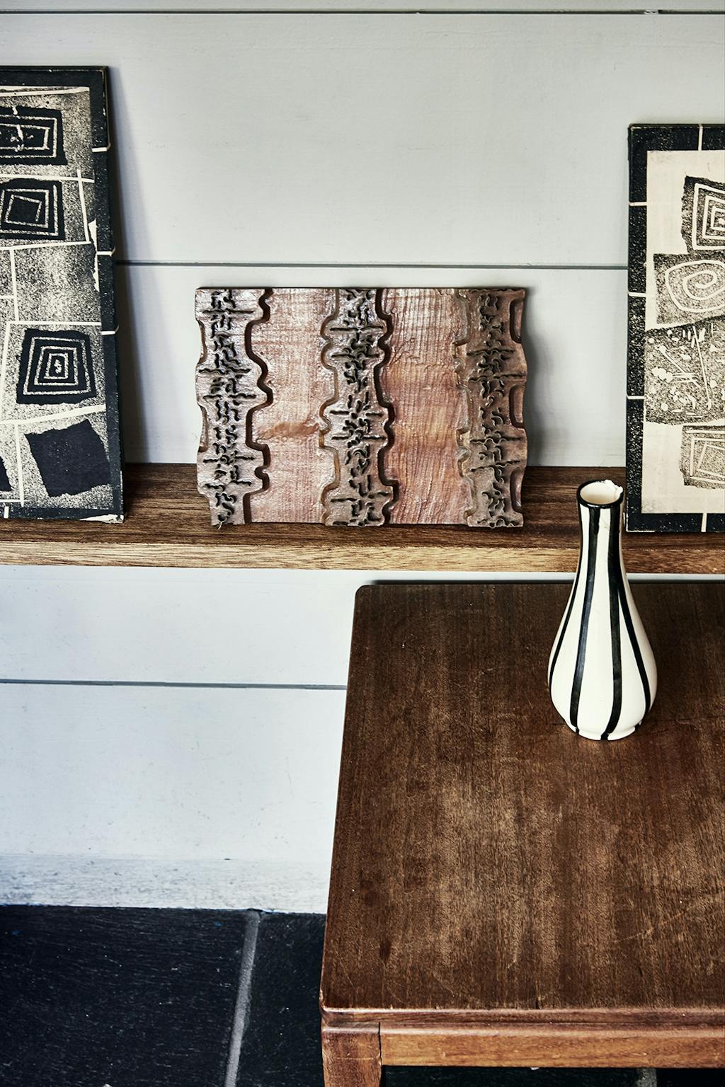 Kunst med sofabord og vase