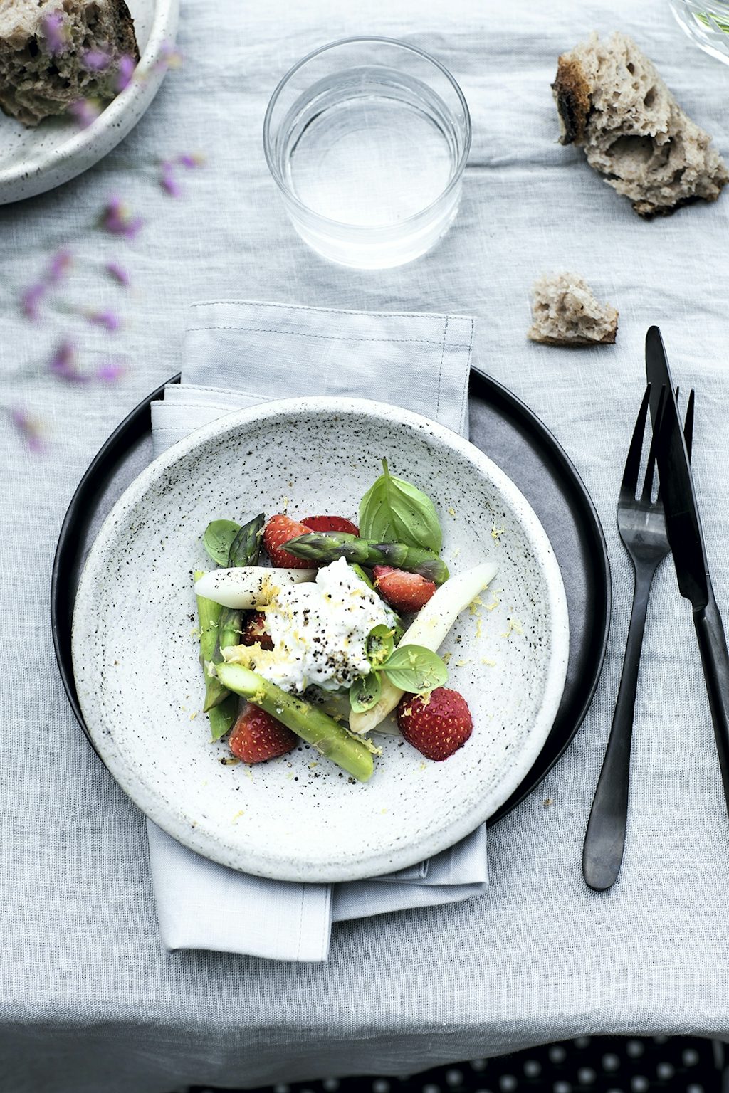Grillede-asparges-med-burrata-jordbær-og-basilikum Grillede asparges med burrata, jordbær og basilikum