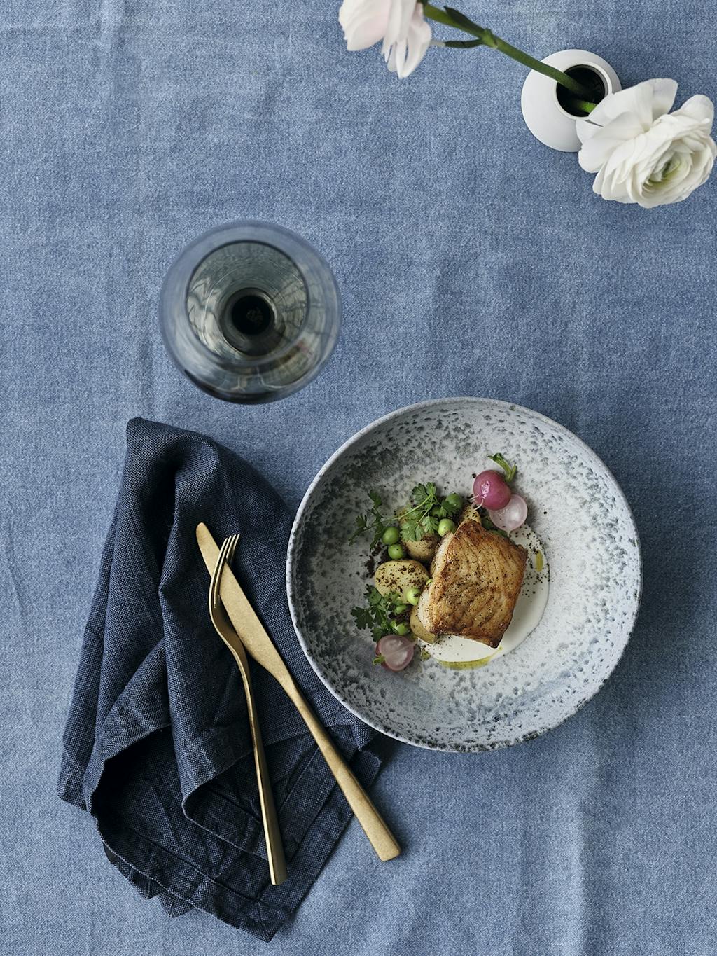 Kulmule, grønne ærter, nye kartofler, kærnemælk og falsk jord