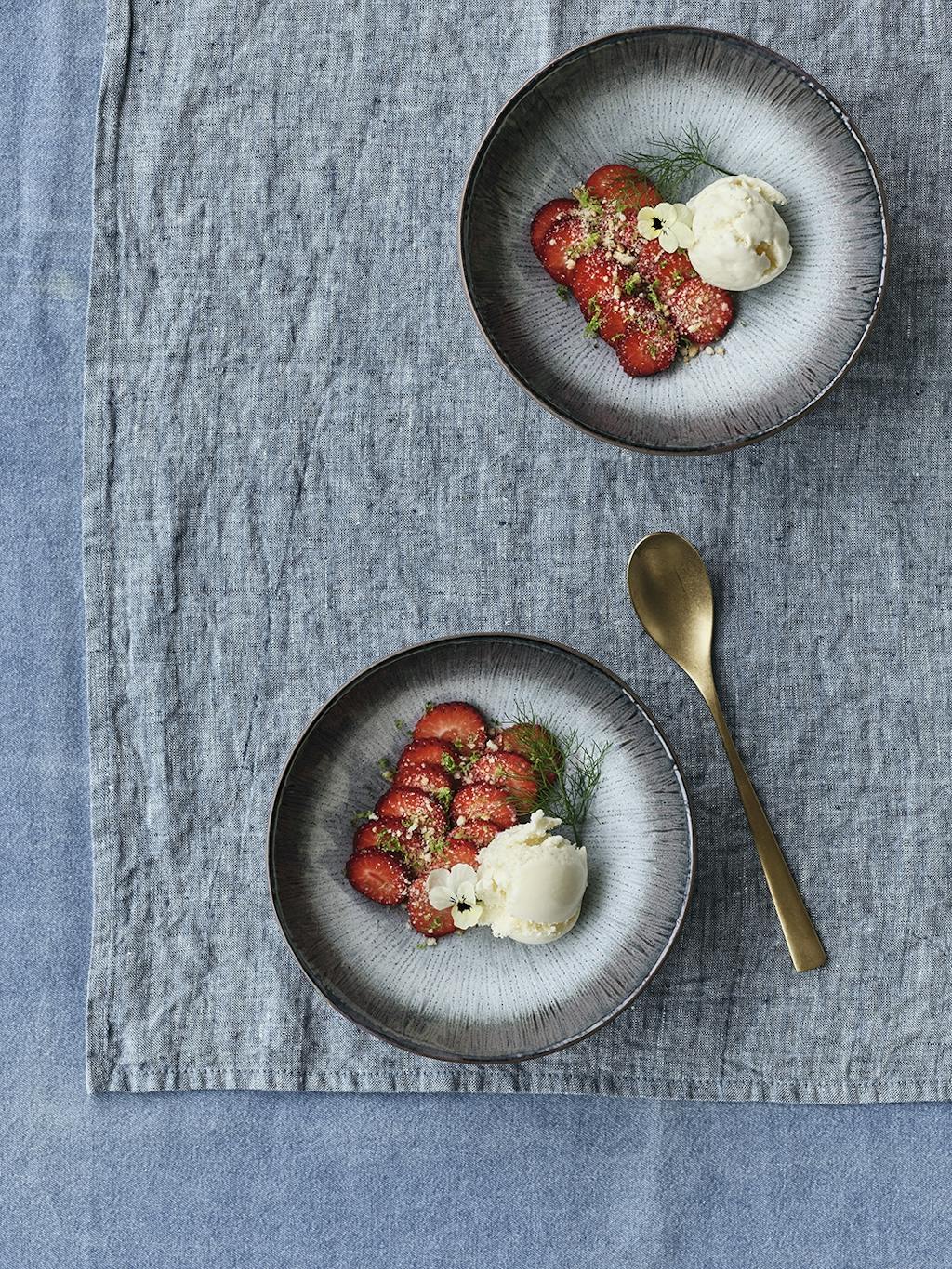 Carpaccio af jordbær med lime og koldskål-is