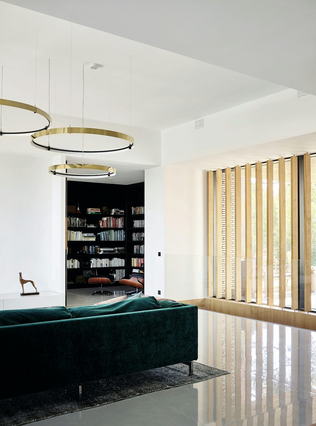 interior-villa-k-20 Bibliotektet i forlengelse av stuen