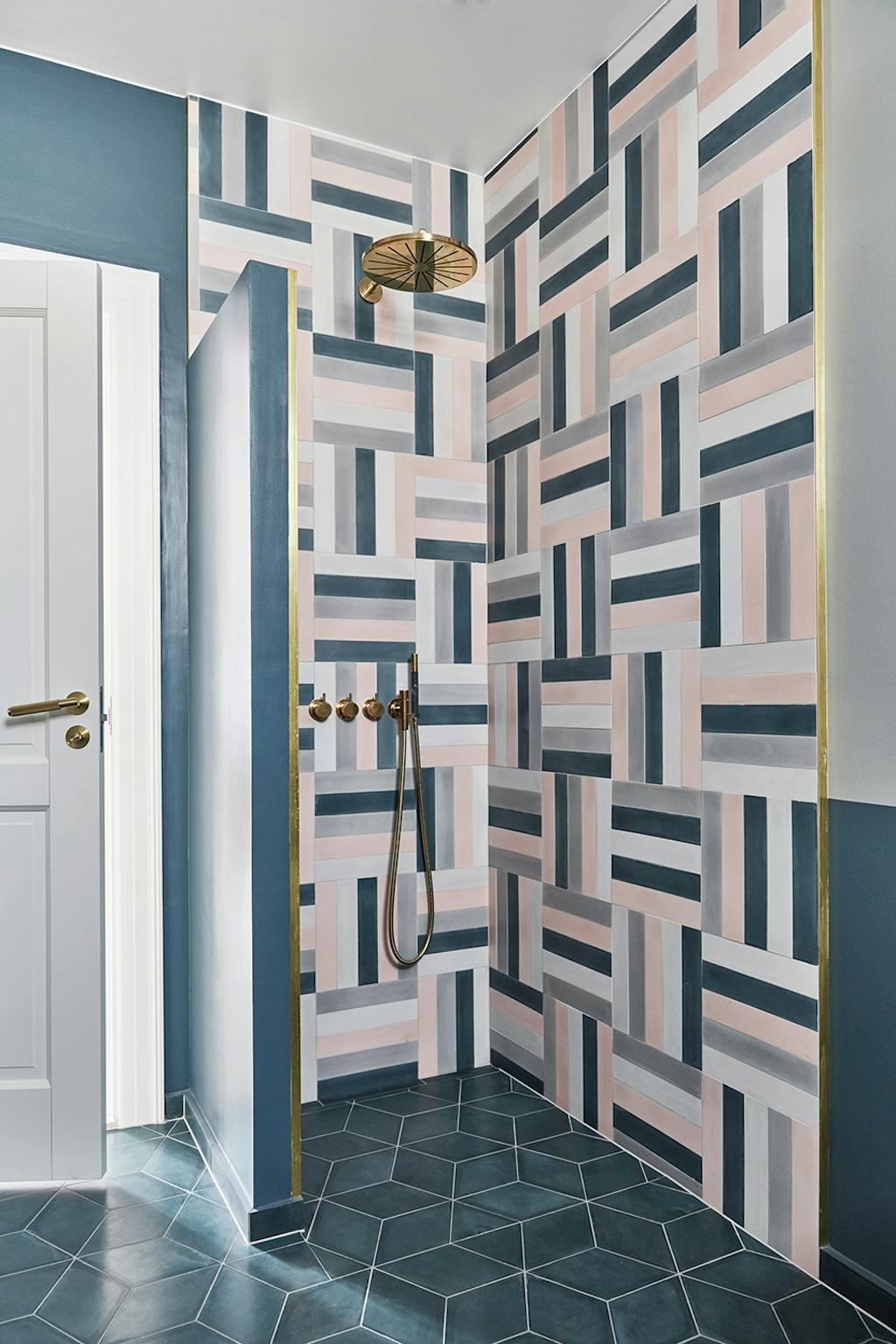 Dusjhjørne med farge og fest som stikkord for flisene