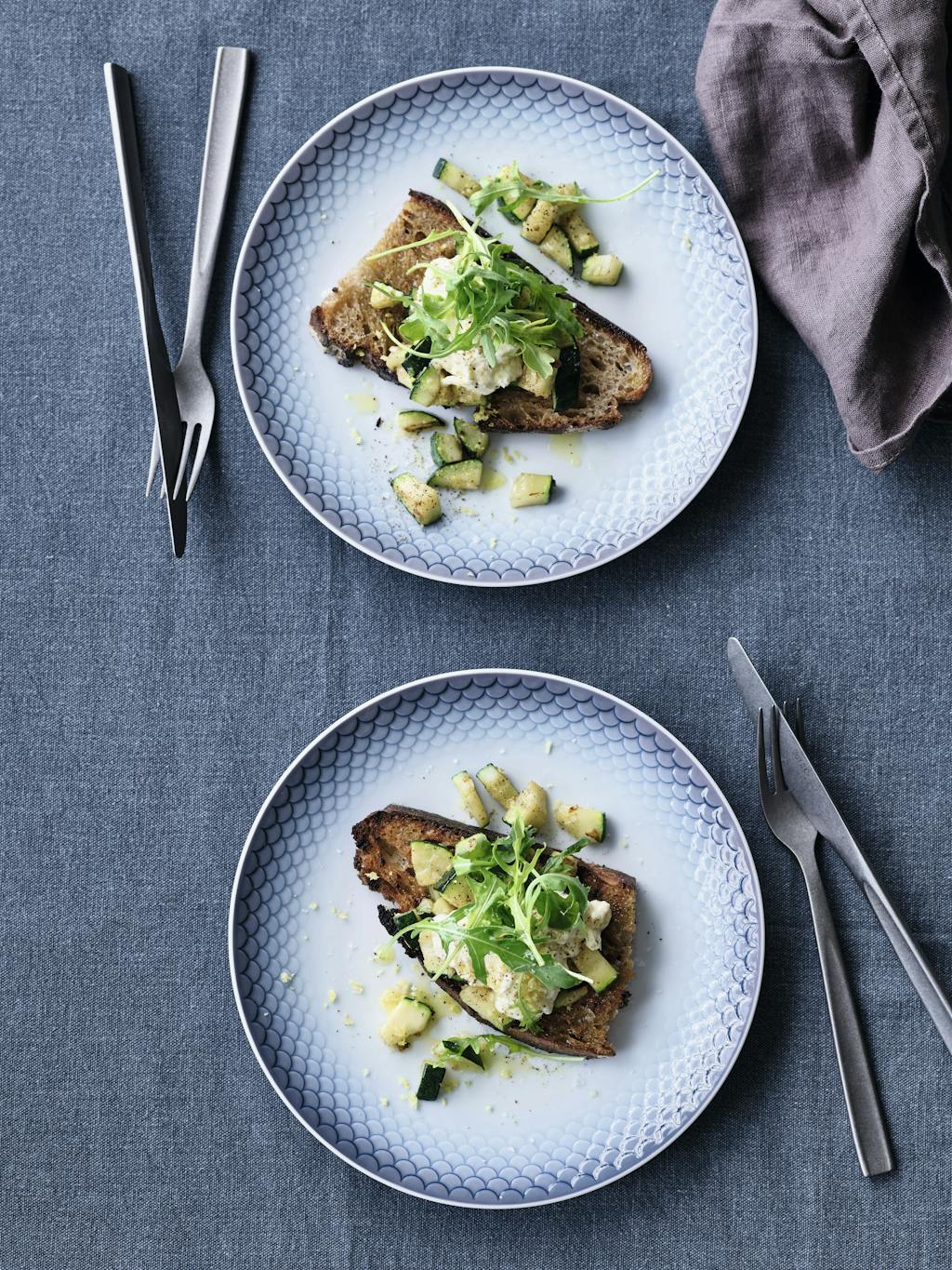 Ret med surdejsbrød, squash og burrata