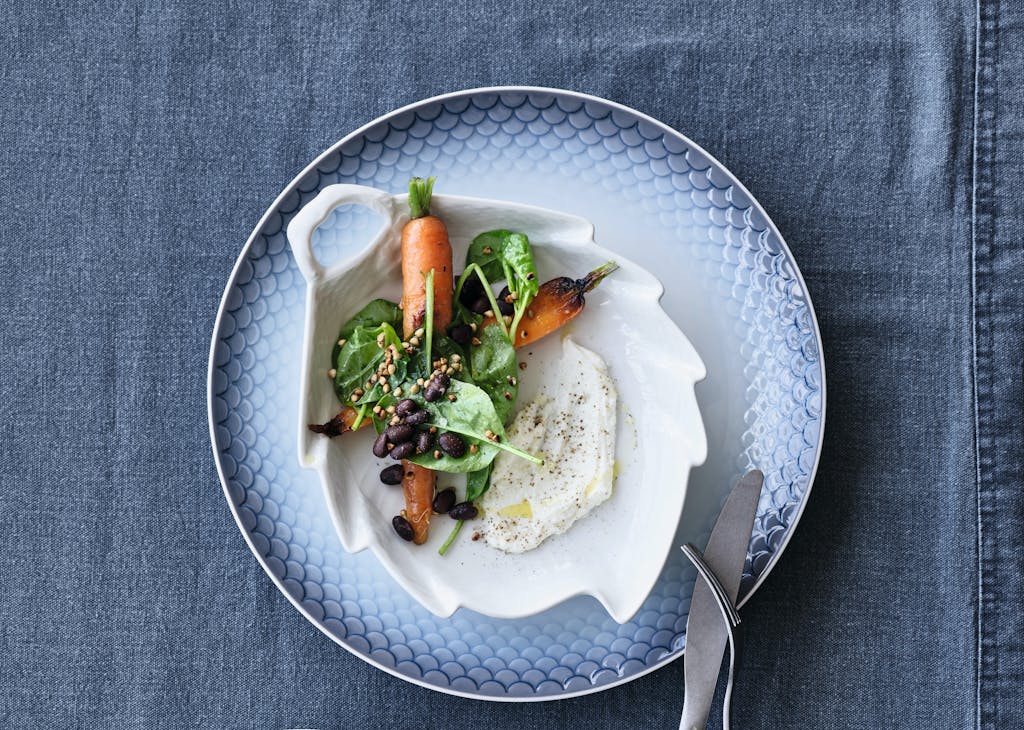 Ret med sorte bønner, spinat og gulerødder