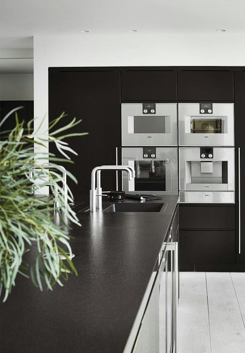 Svart kjøkken med kjøkkenøy