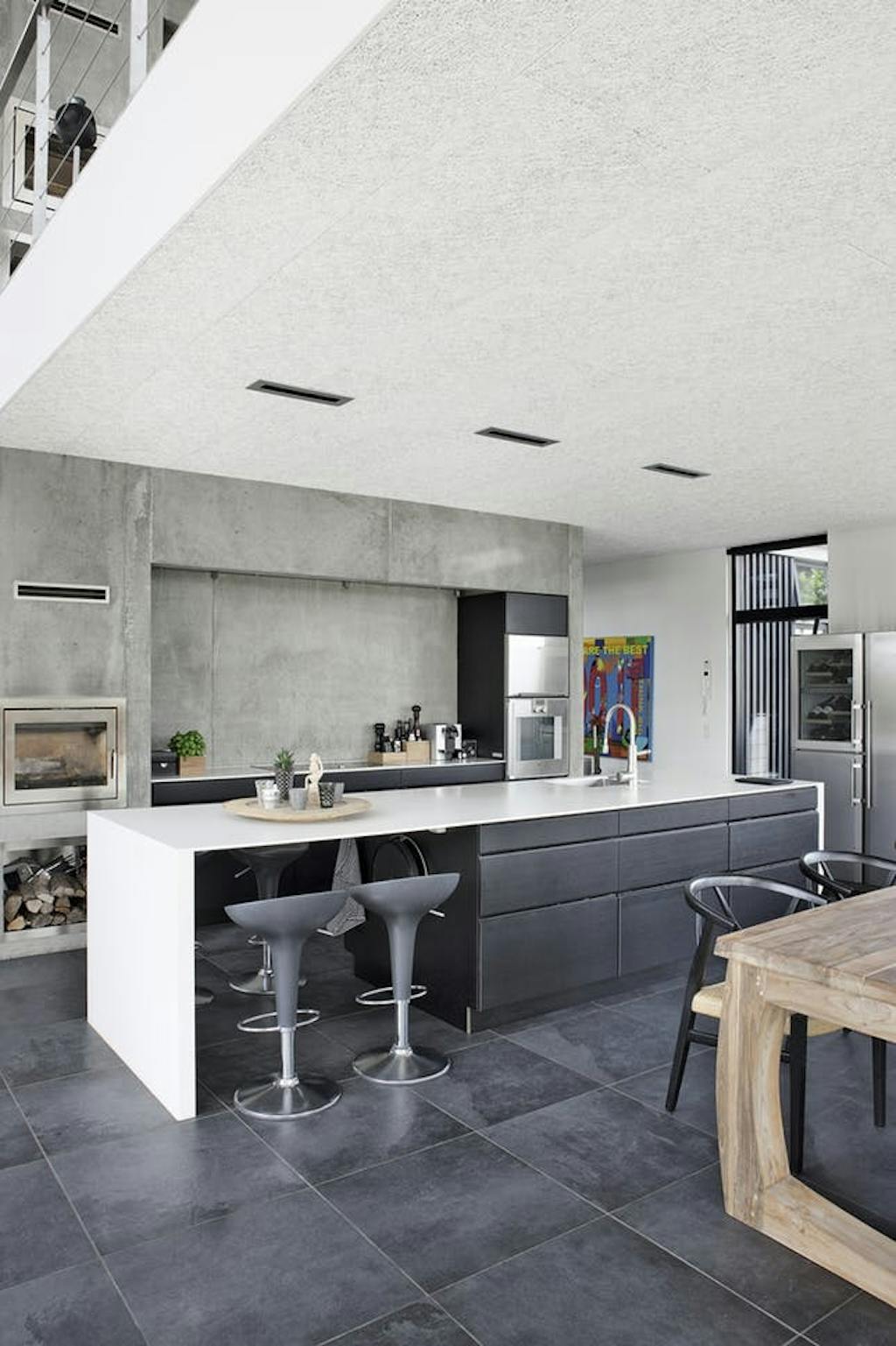 sort køkken med hvid bordplade til inspiration