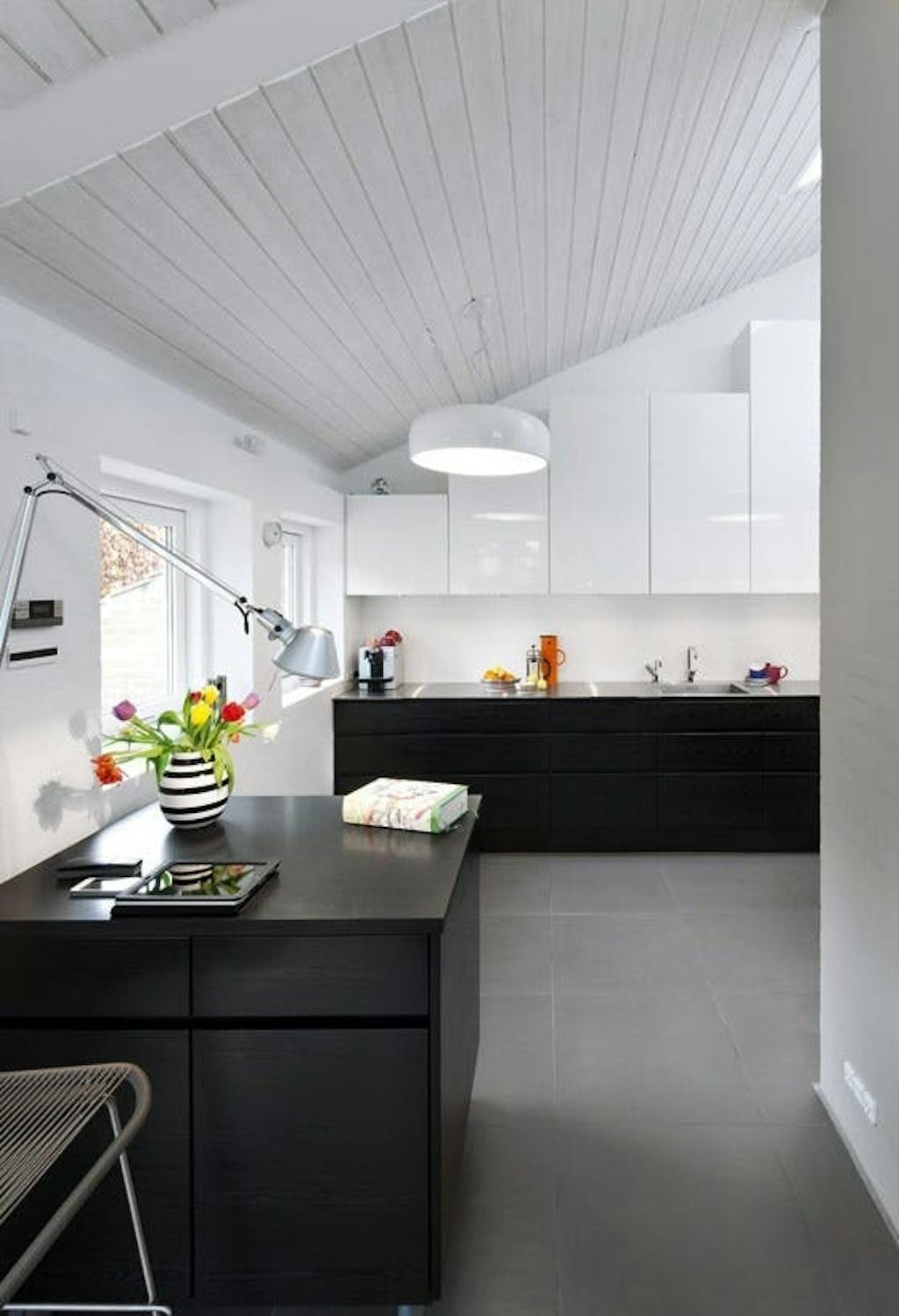 sort køkken med sort bordplade til inspiration