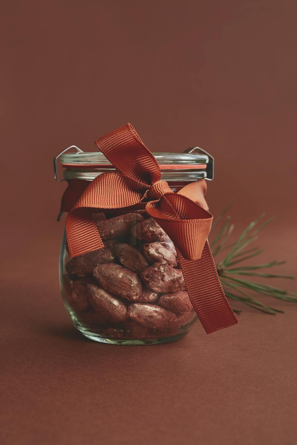 brændte mandler i glaskrukke med sløjfe