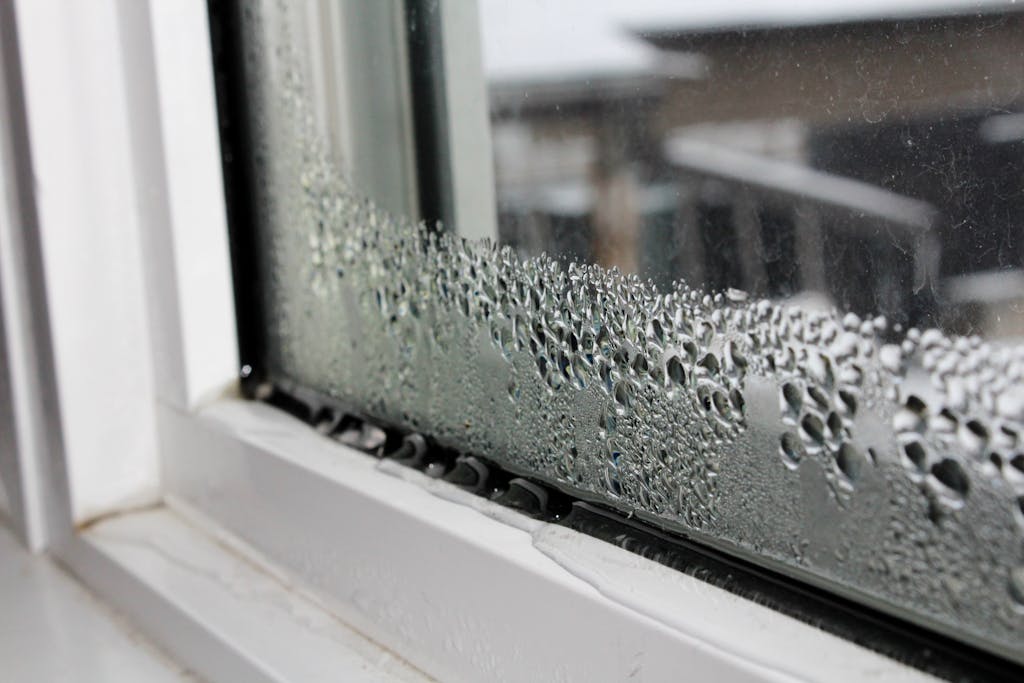 Water condensation on windows during winter Kondens