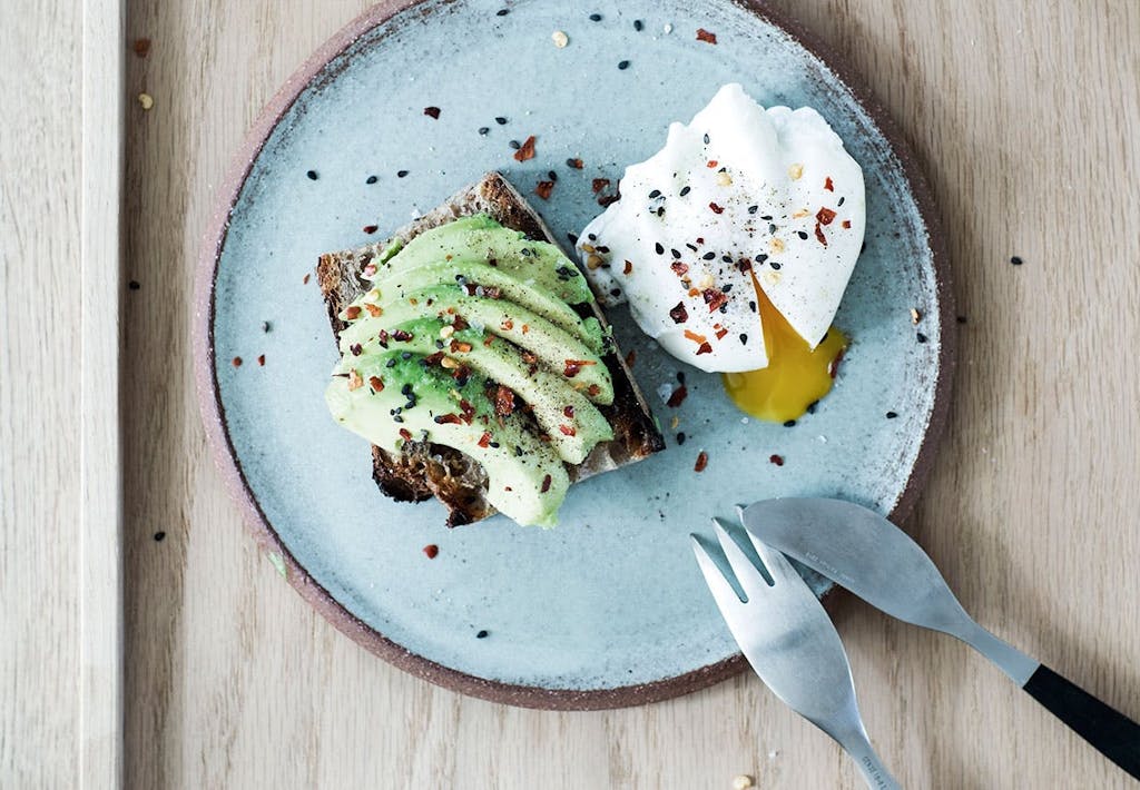 Avokadotoast med pocheret æg