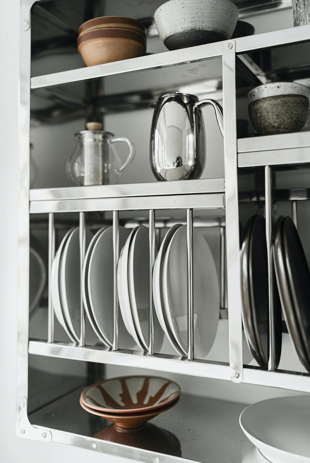 Stålreolen på kjøkkenet rommer mye