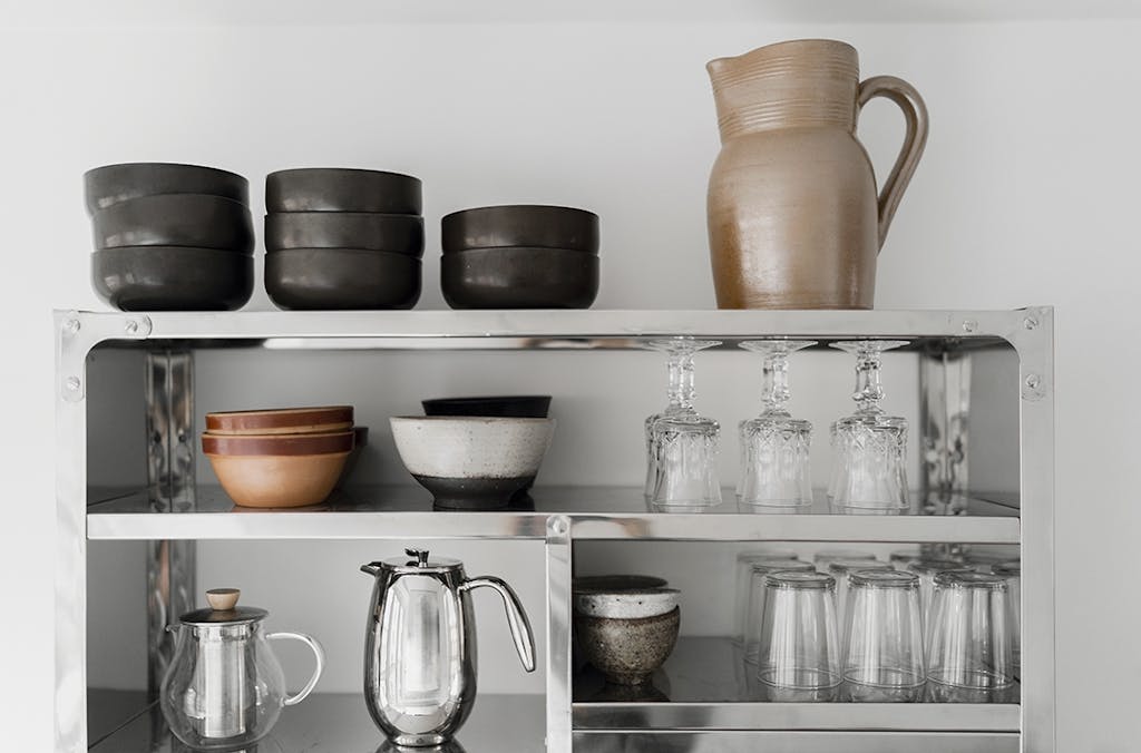 Godt brukt stålreol på kjøkkenet