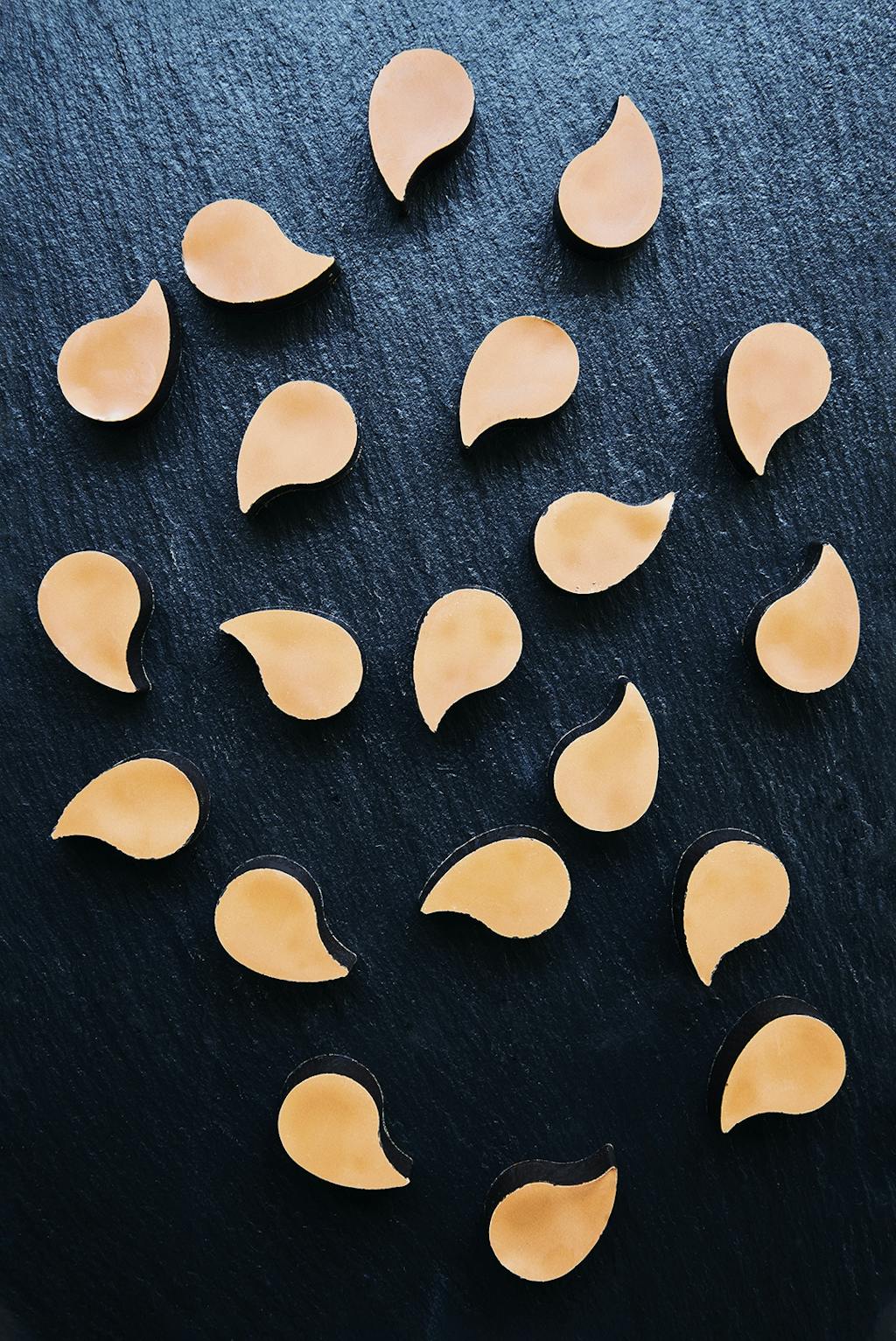 Fyldte chokolader med nougat og saltpeanut