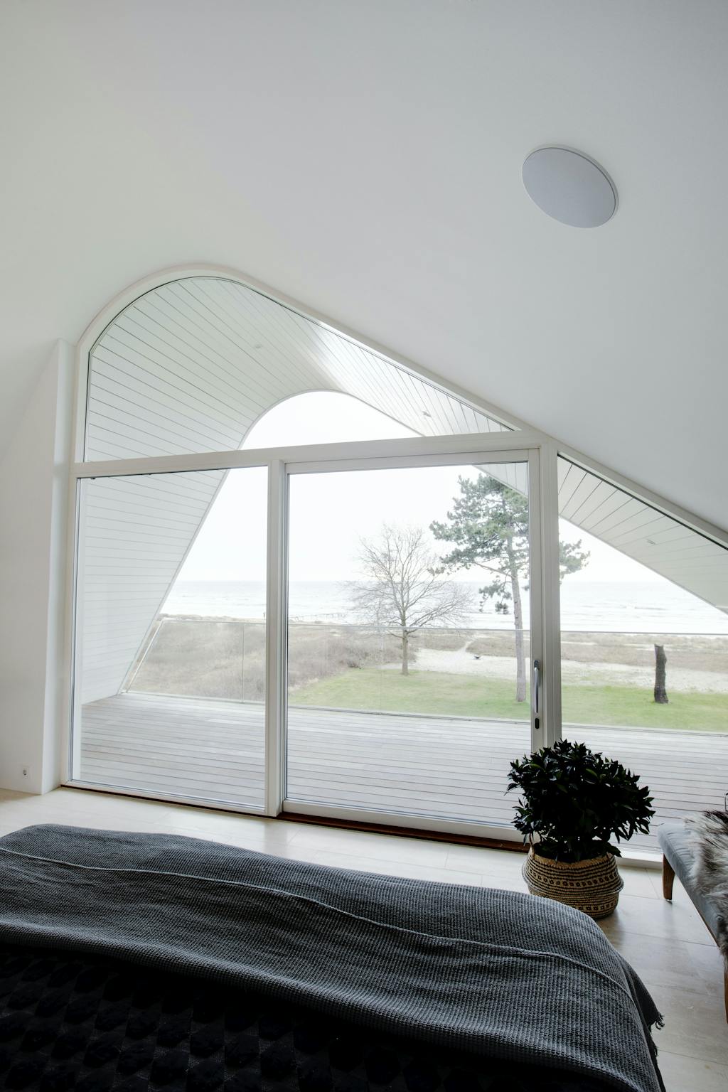 Indbyggerhøjtaler i soveværelse