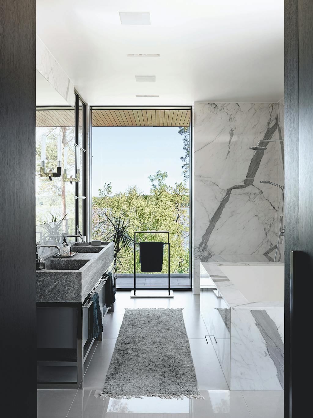 Badeværelse i flotte materialer og med smuk udsigt