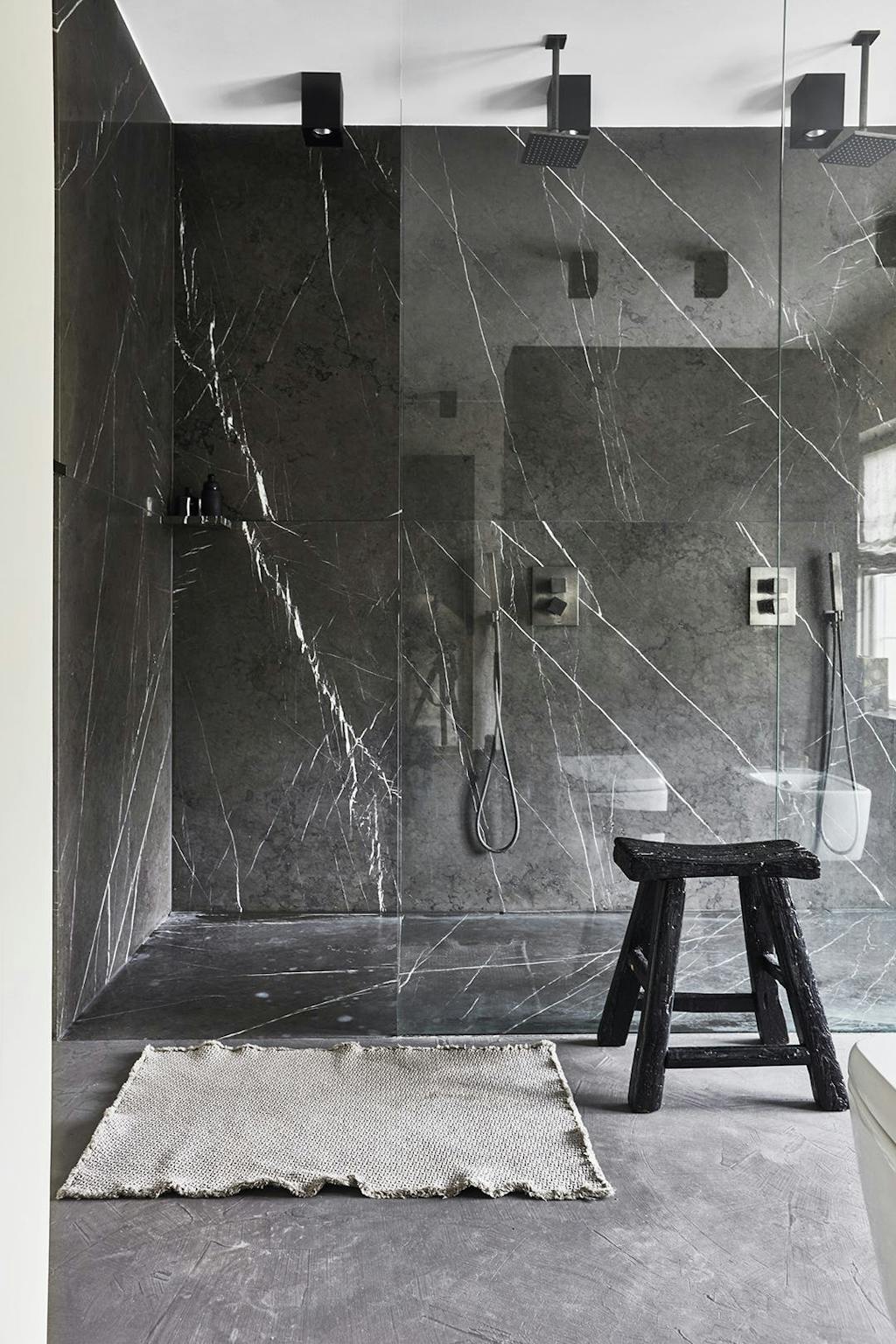 Råt badeværelse med beton og marmor