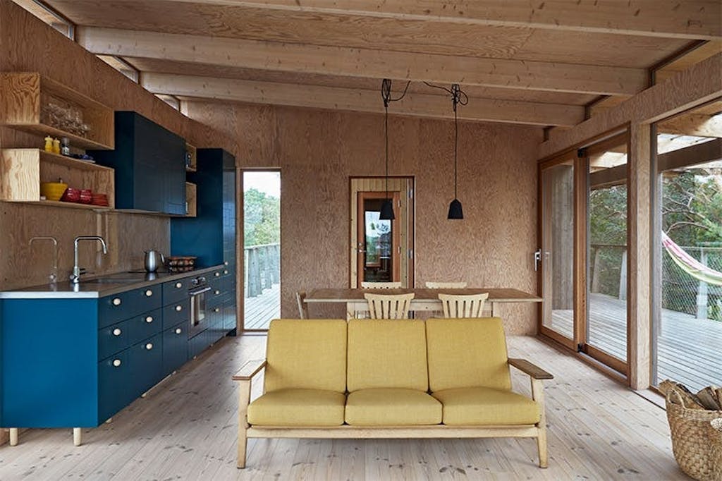 Blåt IKEA køkken med betonbordplade