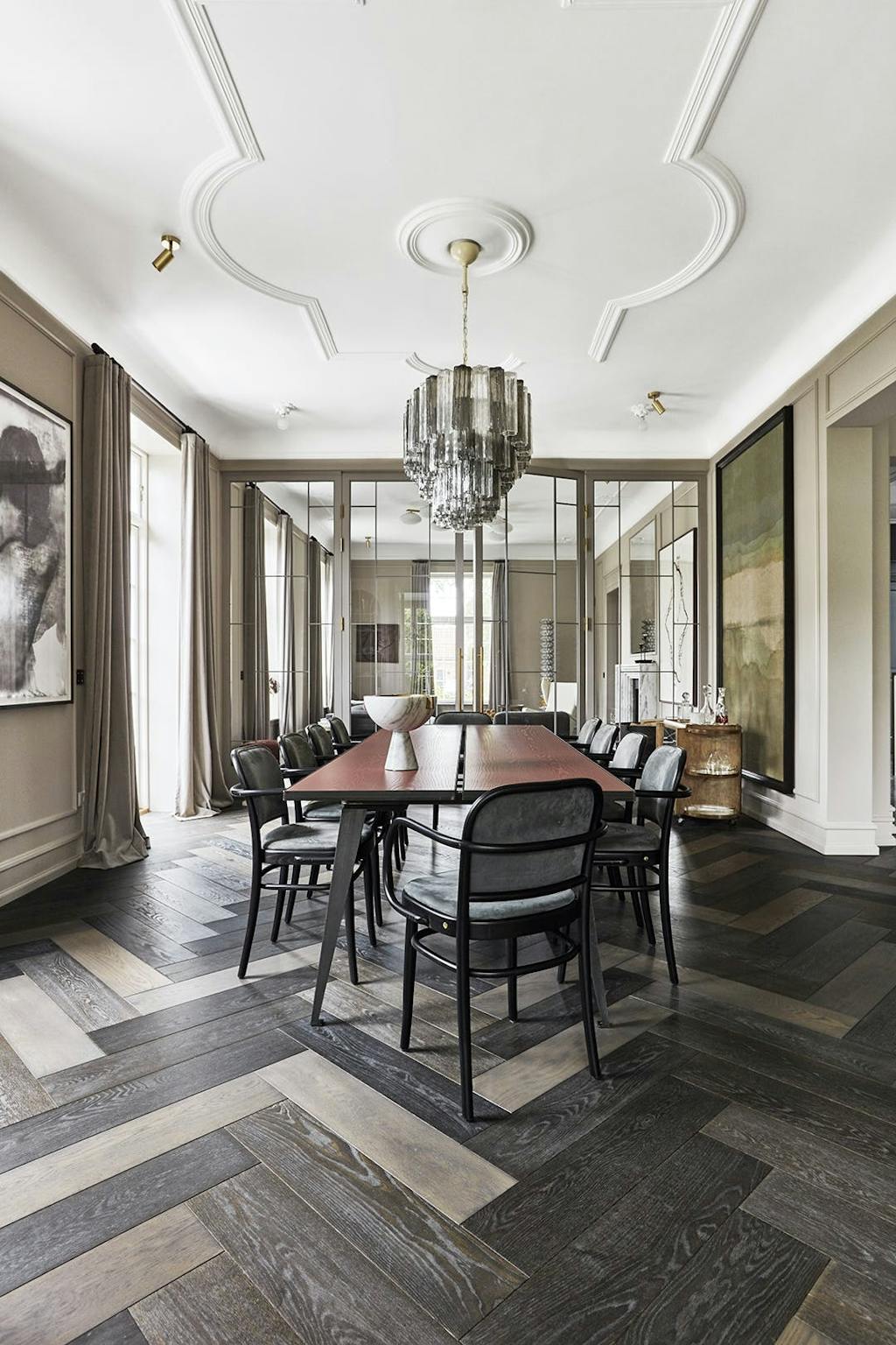 Mørkt sildebensgulv