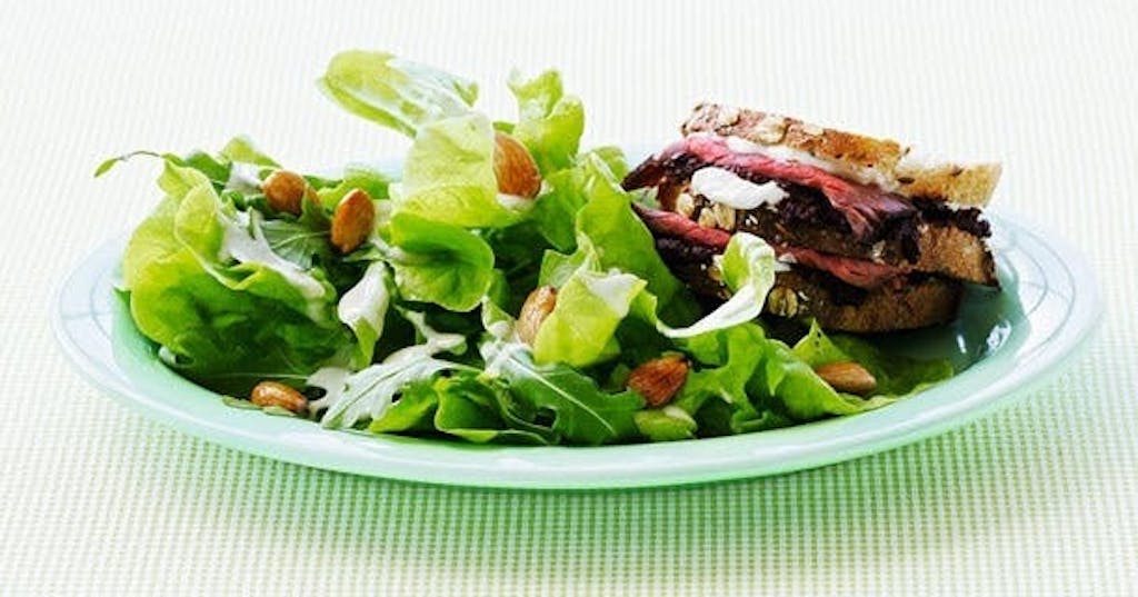 Salat med tilhørende sandwich