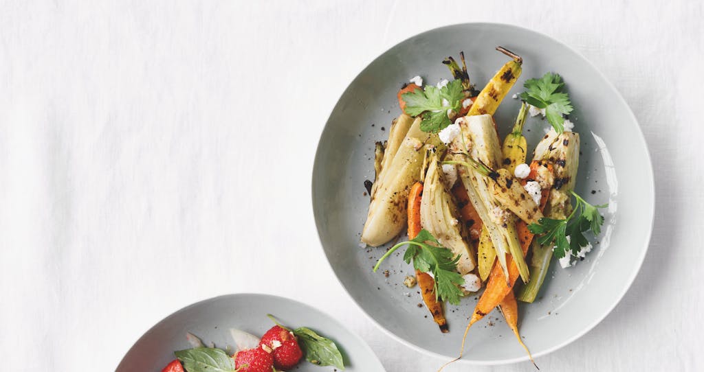 Lun lunsjsalat med gulrøtter og parmesanvinaigrette