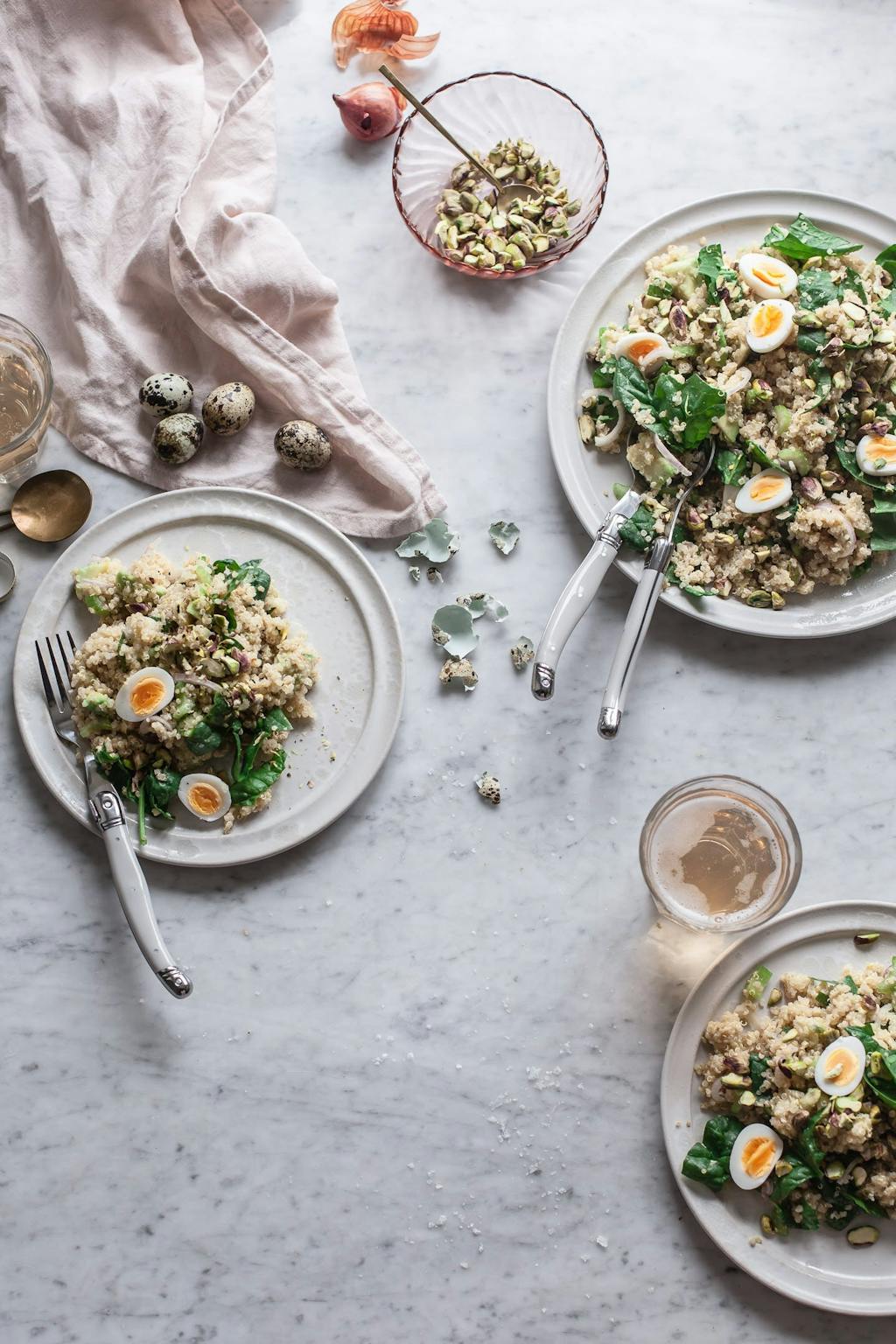 Quinoasalat med miso-vinaigrette og vaktelegg