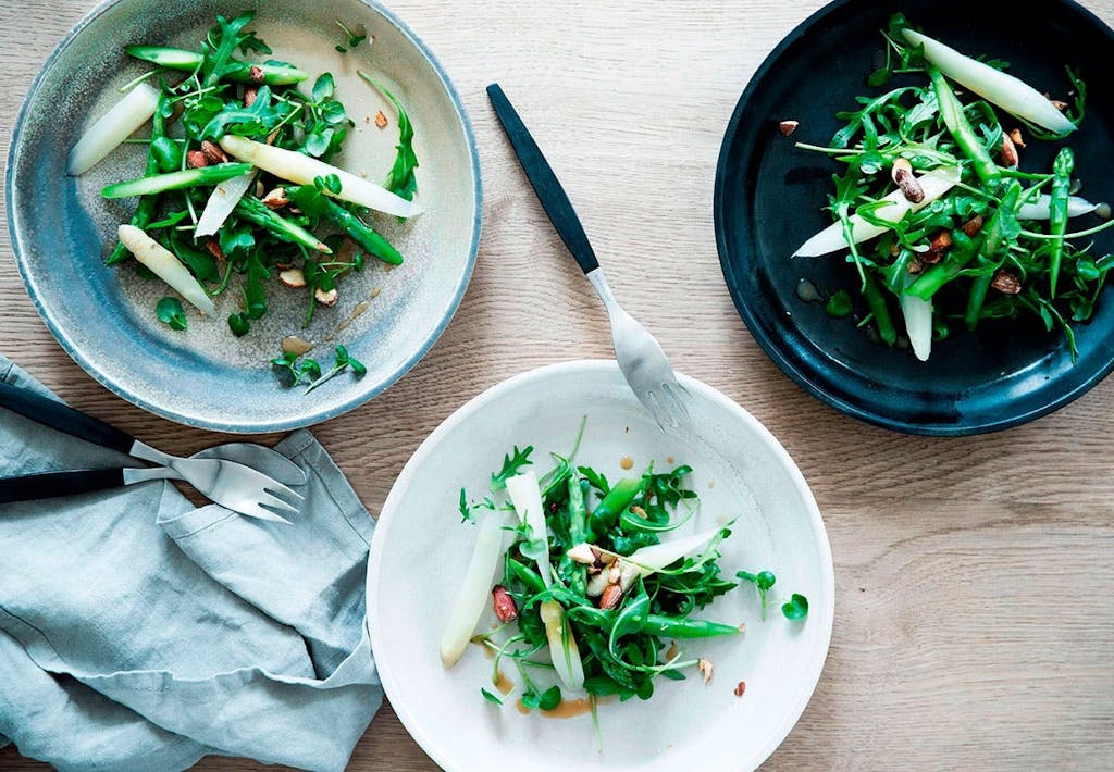 Aspargessalat med misodressing og saltede mandler