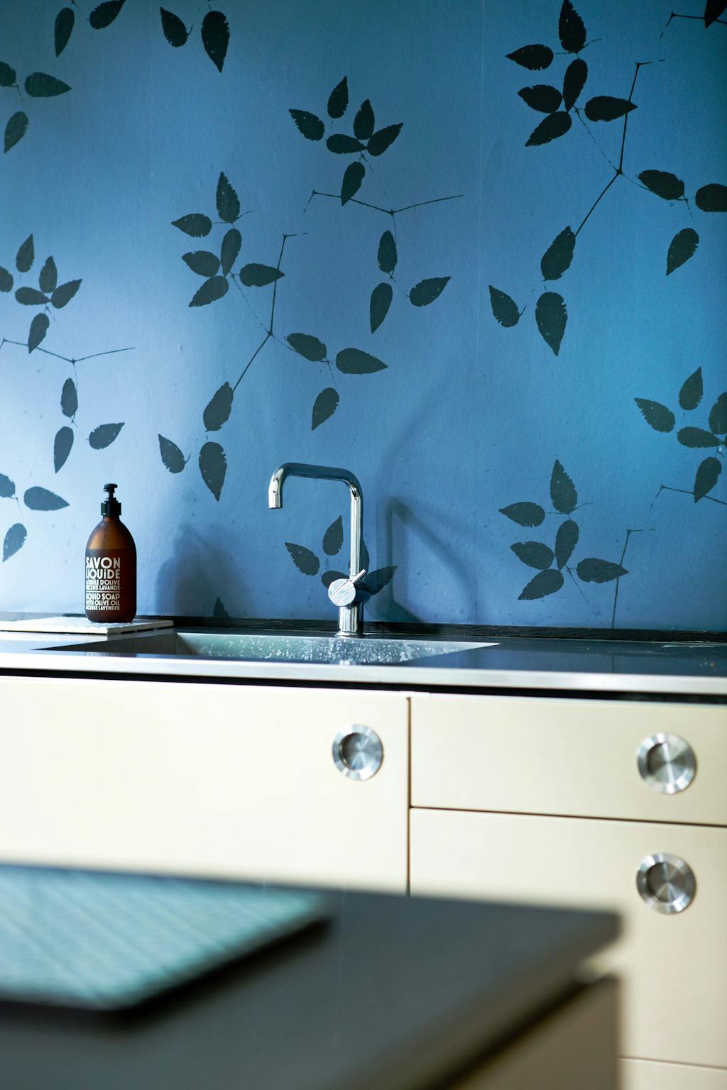 Køkken med mønstret tapet