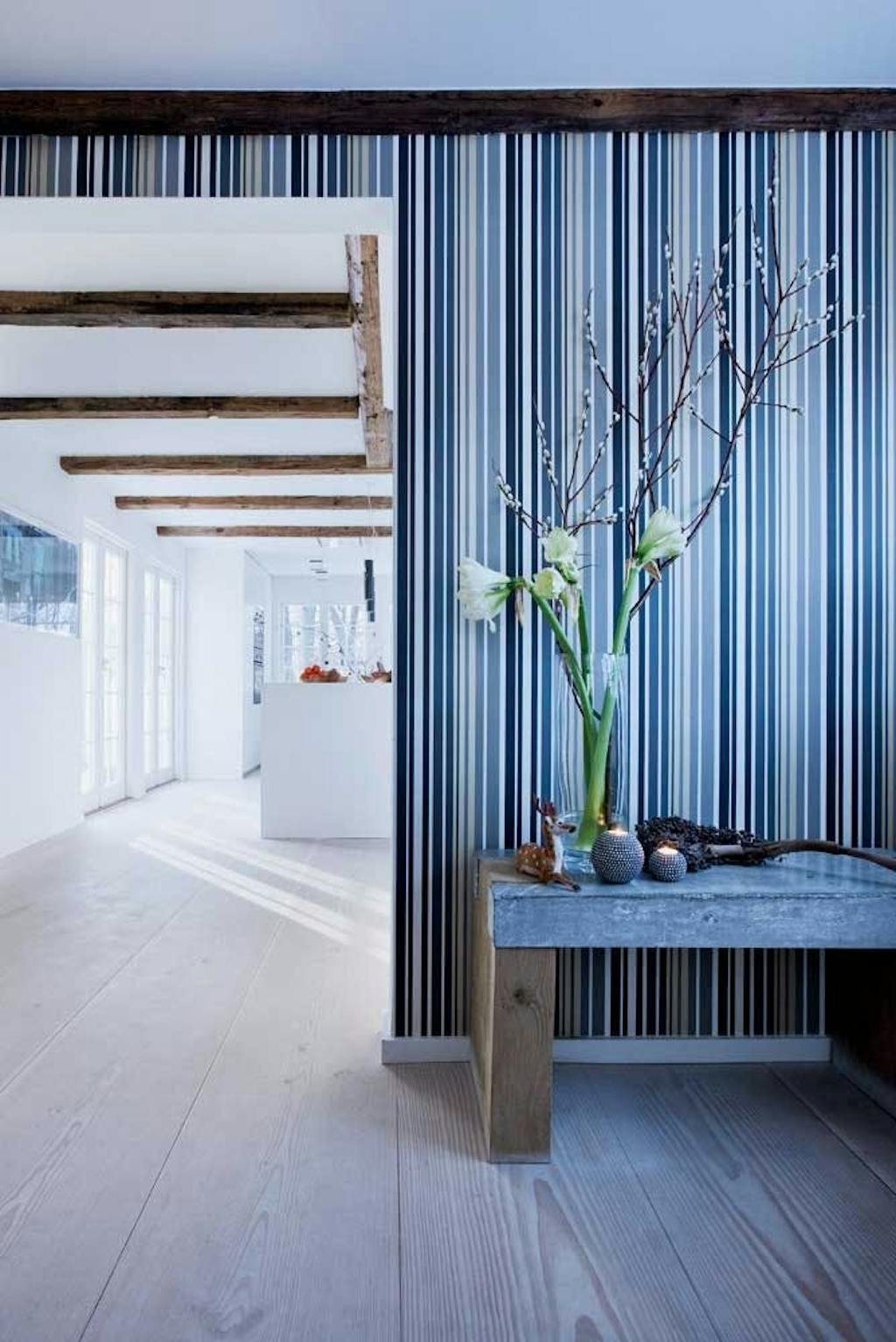 Entré med flot stribet tapet