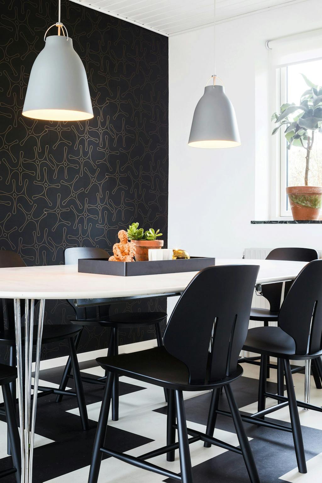 Køkkenalrum med mørkt, mønstret tapet