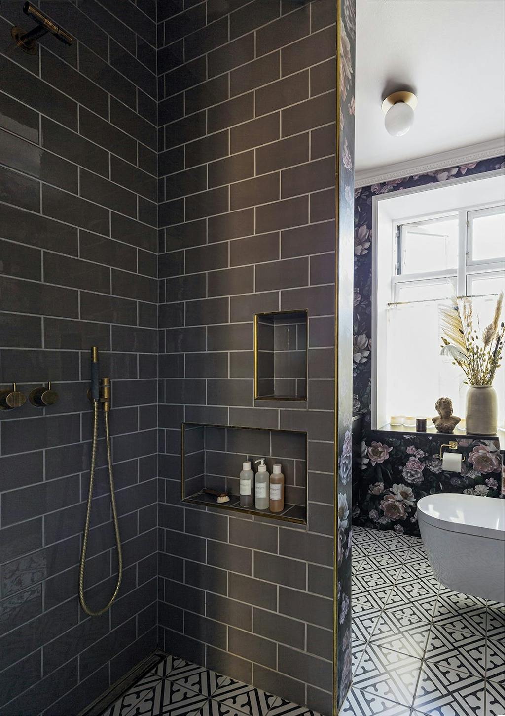 Lille badeværelse med blomstret tapet