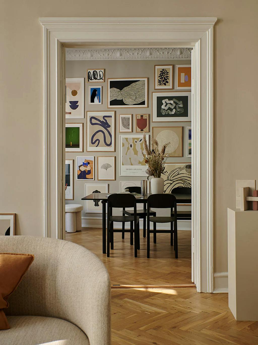 Fuld billedvæg med kunst fra gulv til loft Fuld billedvæg med kunst fra gulv til loft
