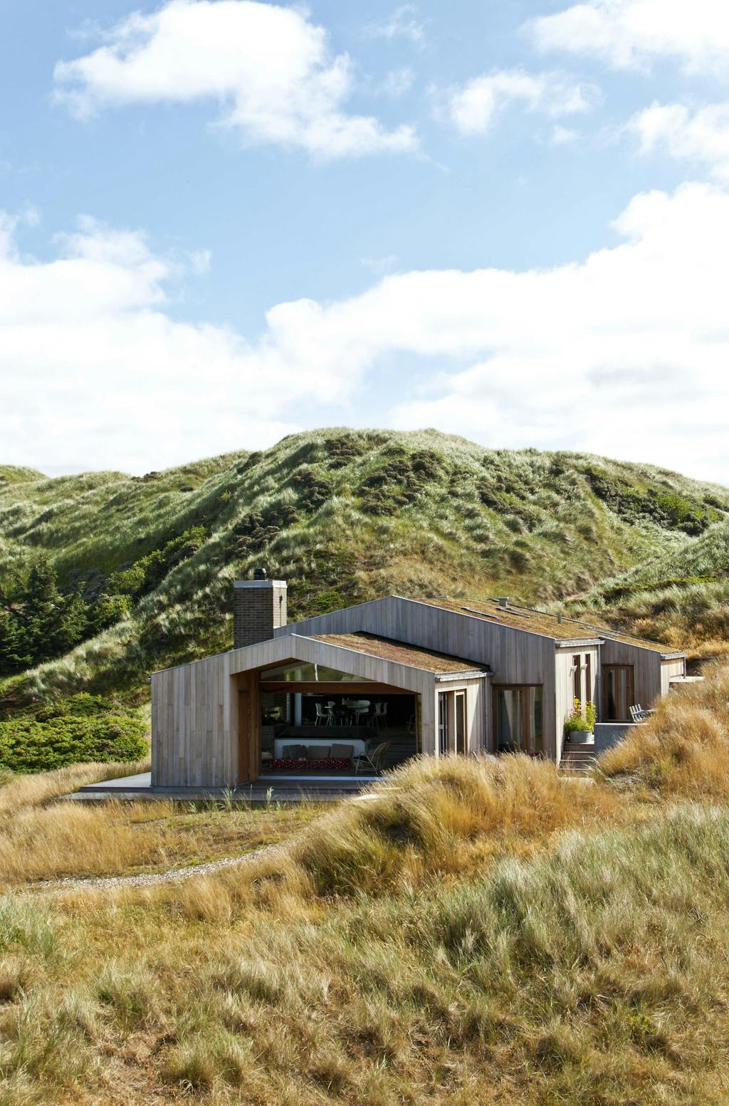 Sommerhus omgivet af klitter