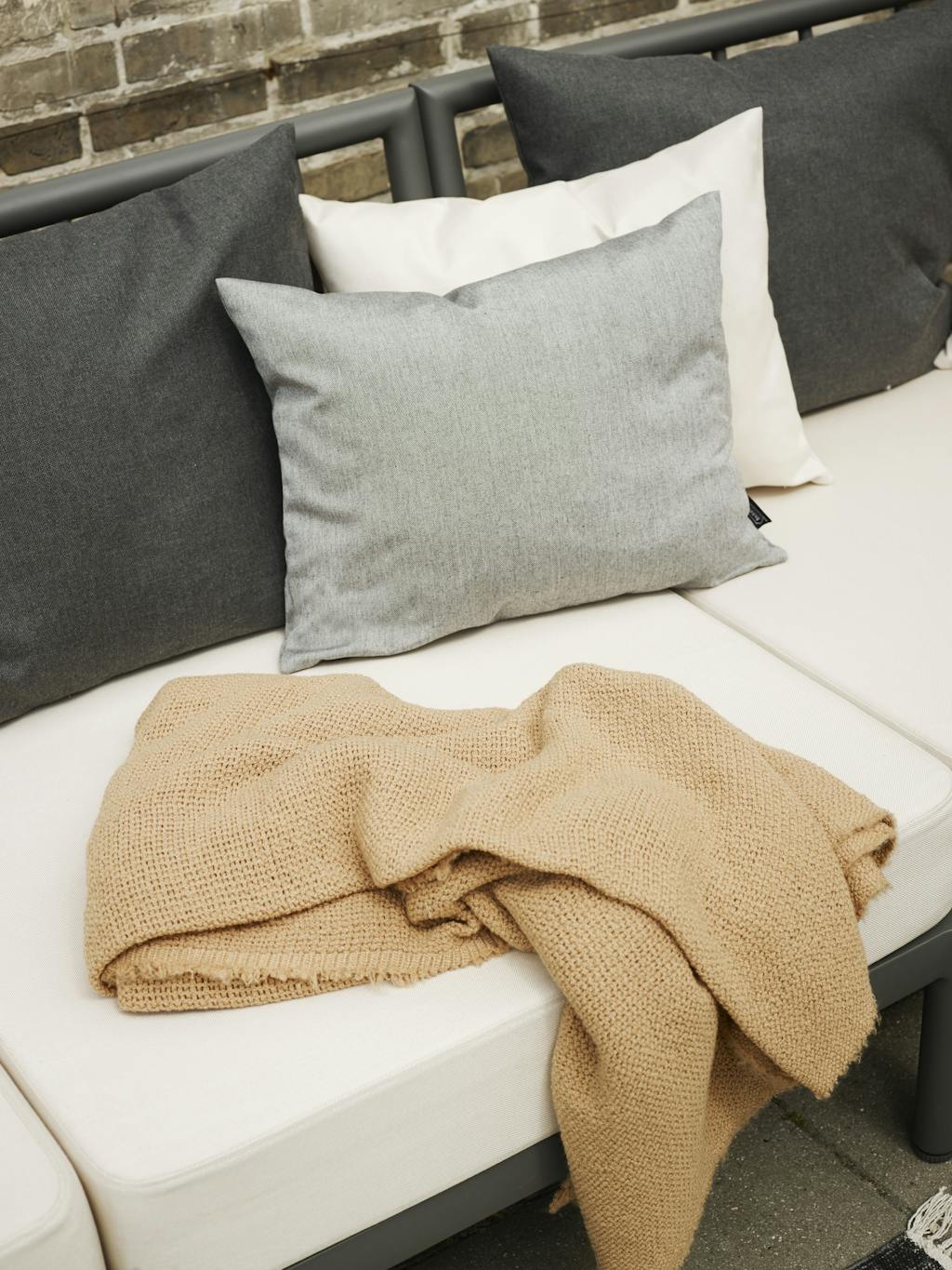 Plaid og puder til altanen