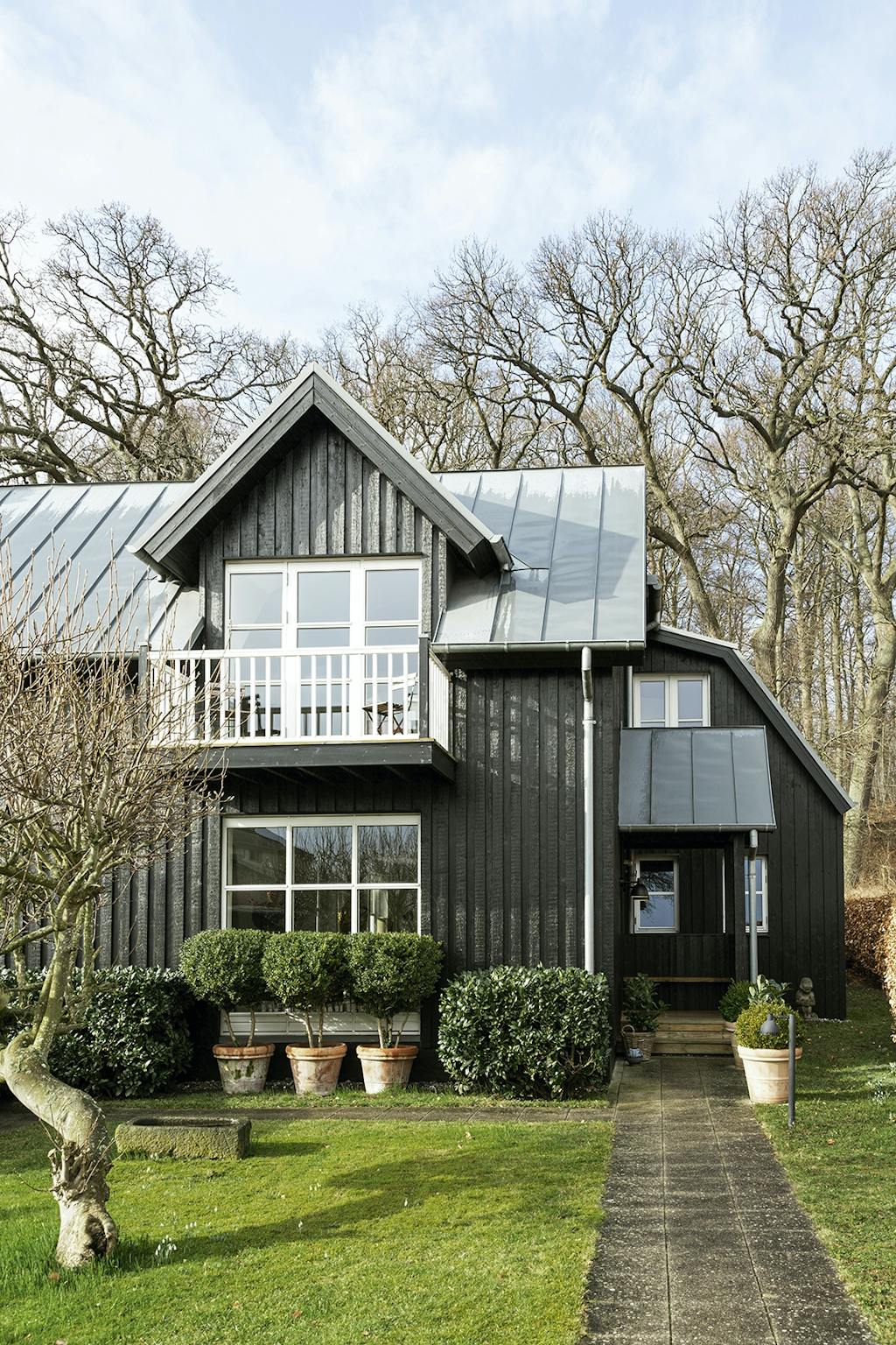 Charmerende sortmalet træhus