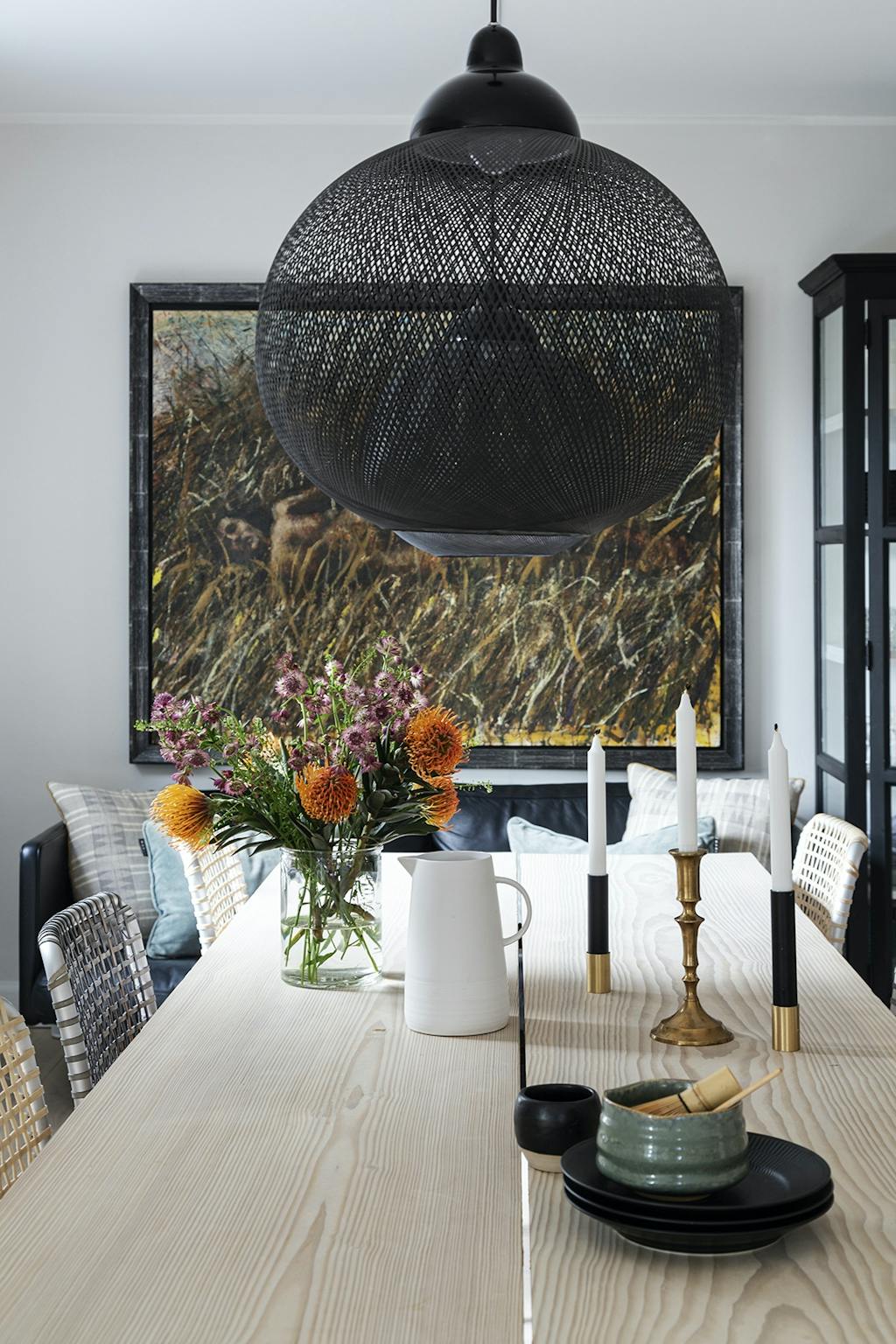 Spisebord med flot og farverig buket