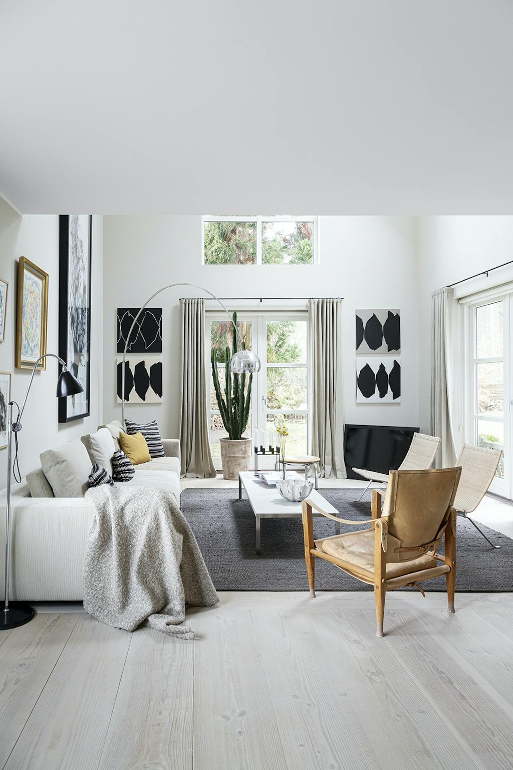 Stue med højt til loftet og smuk udsigt til haven