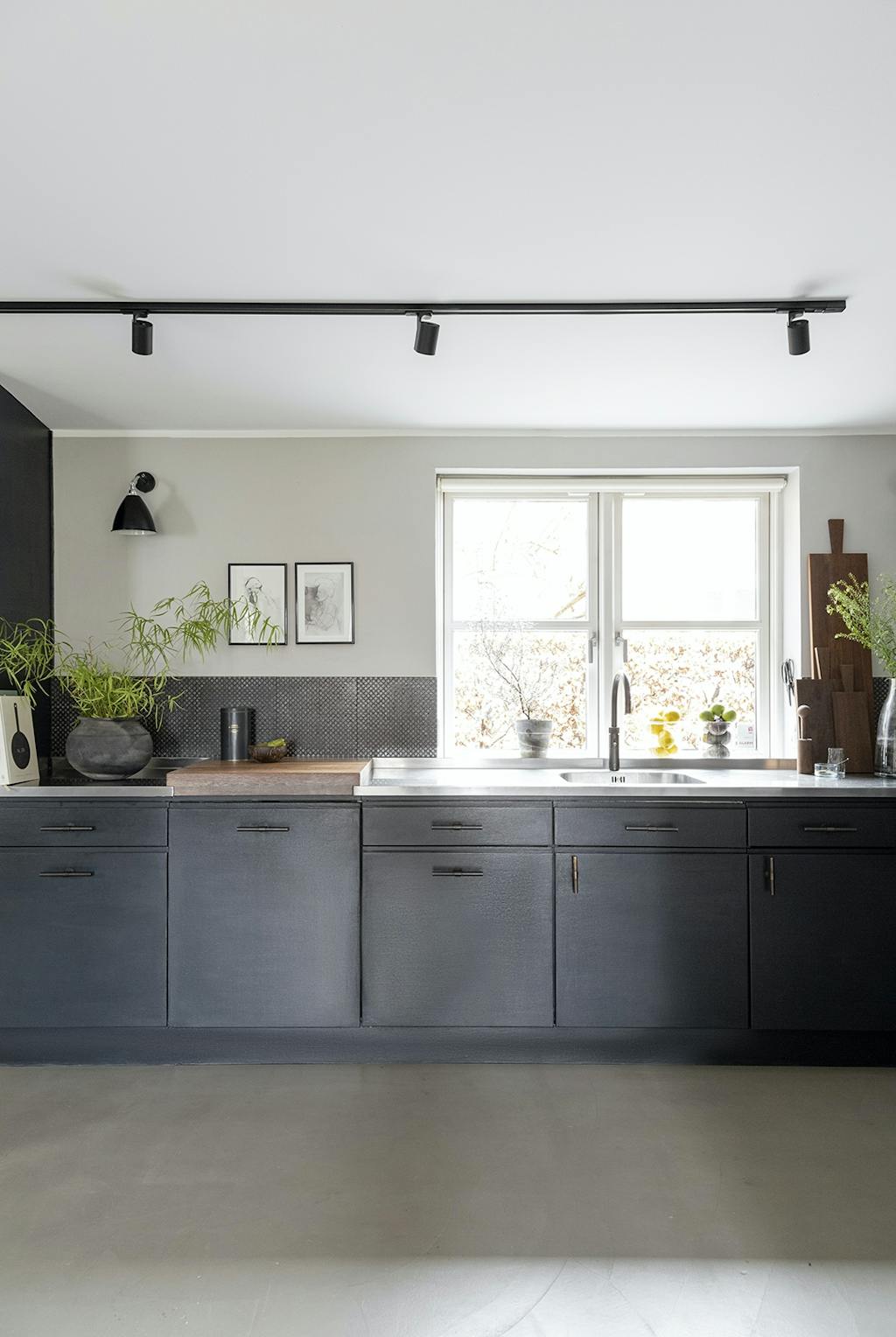 Mørkt og stilrent køkken