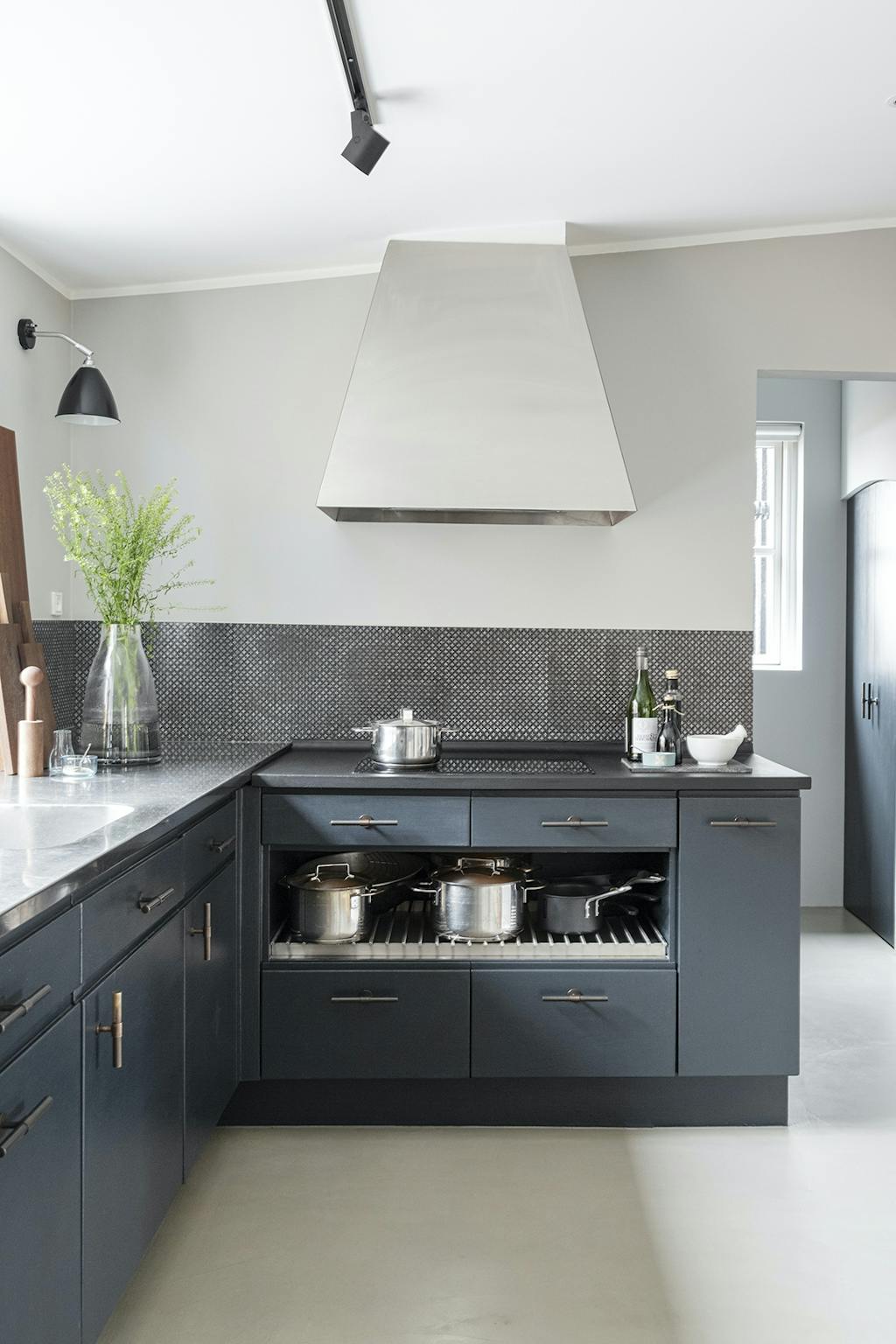 Enkelt køkken i grå farvetoner