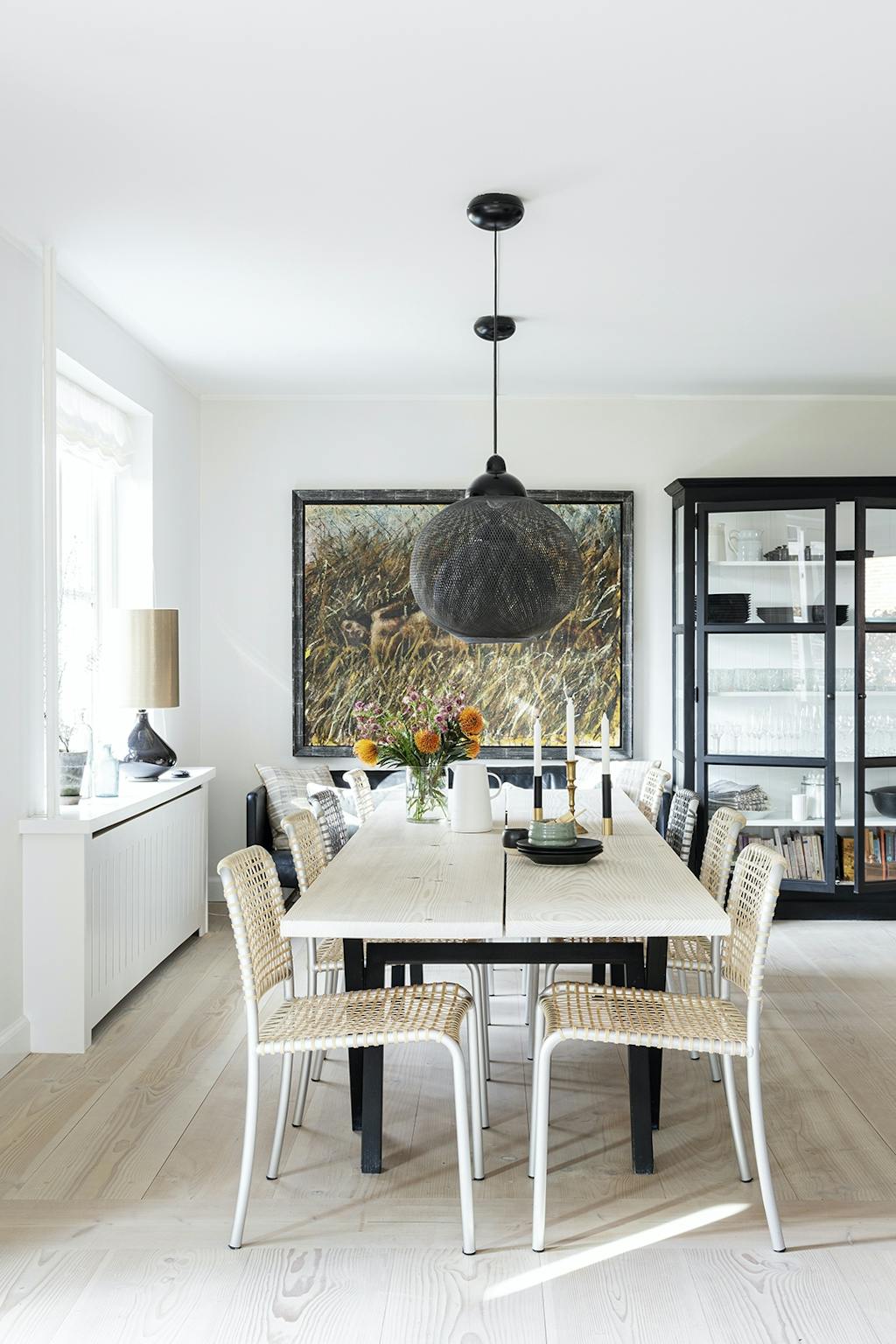 Flot spisestue med kunst og neutrale farver