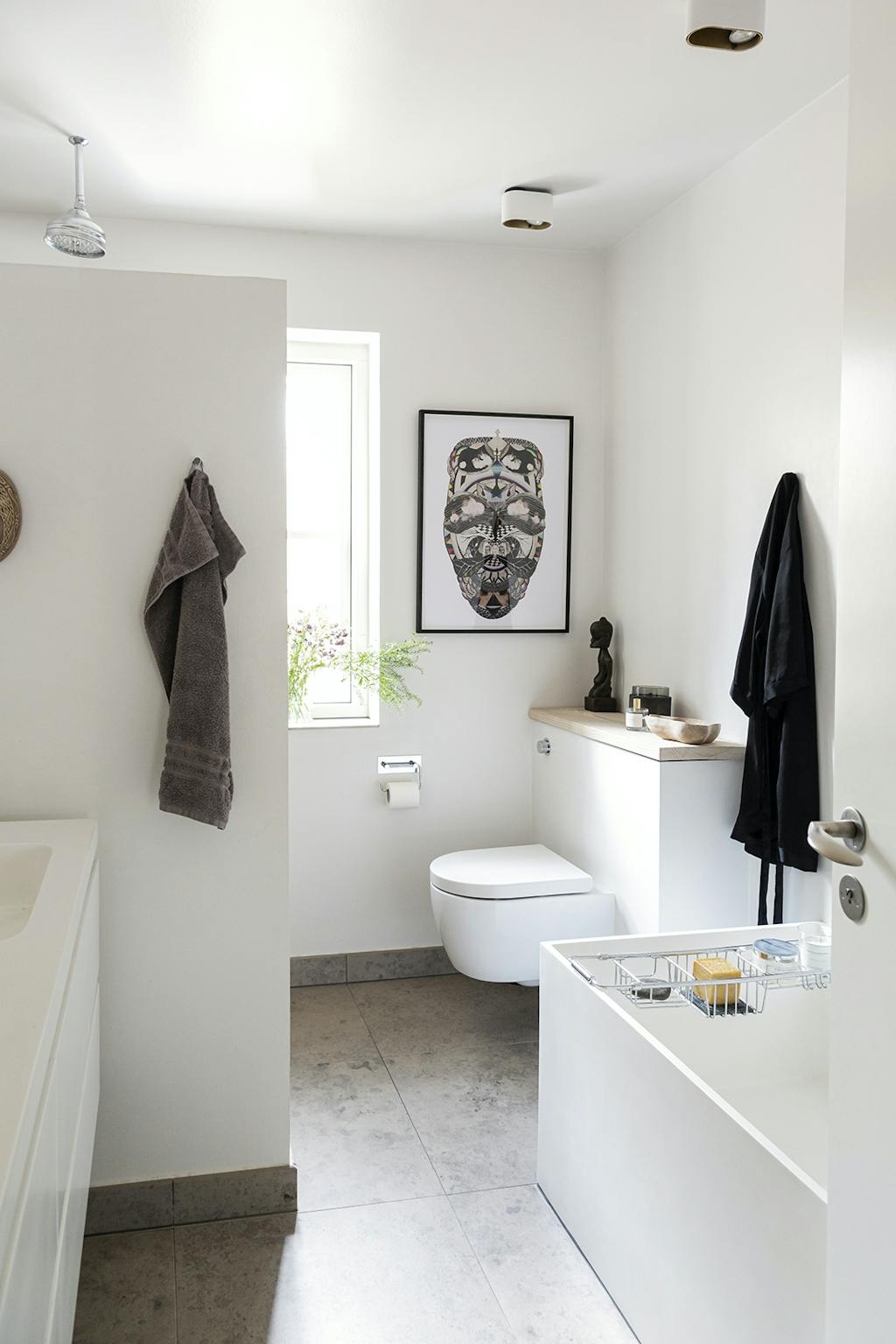 Stort badeværelse i neutrale farver