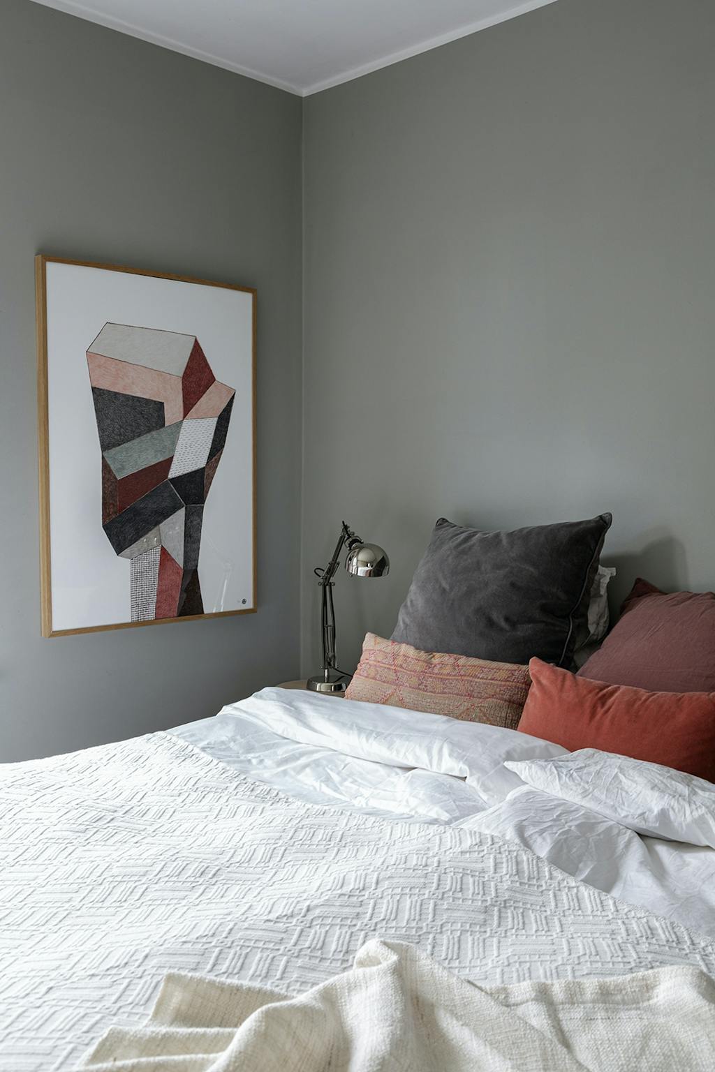 Soveværelse med elementer i varme, røde nuancer