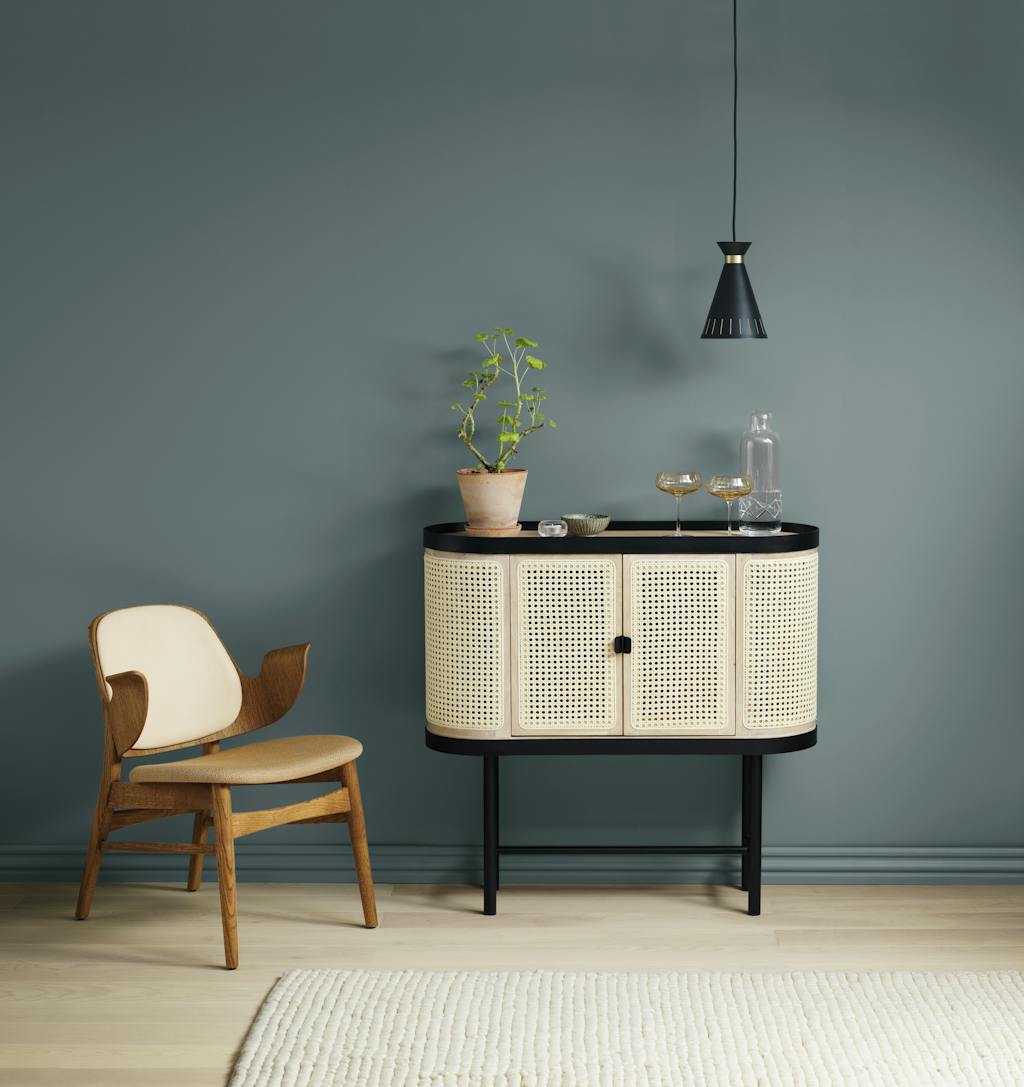 Barskab i fransk flet med sorte detaljer