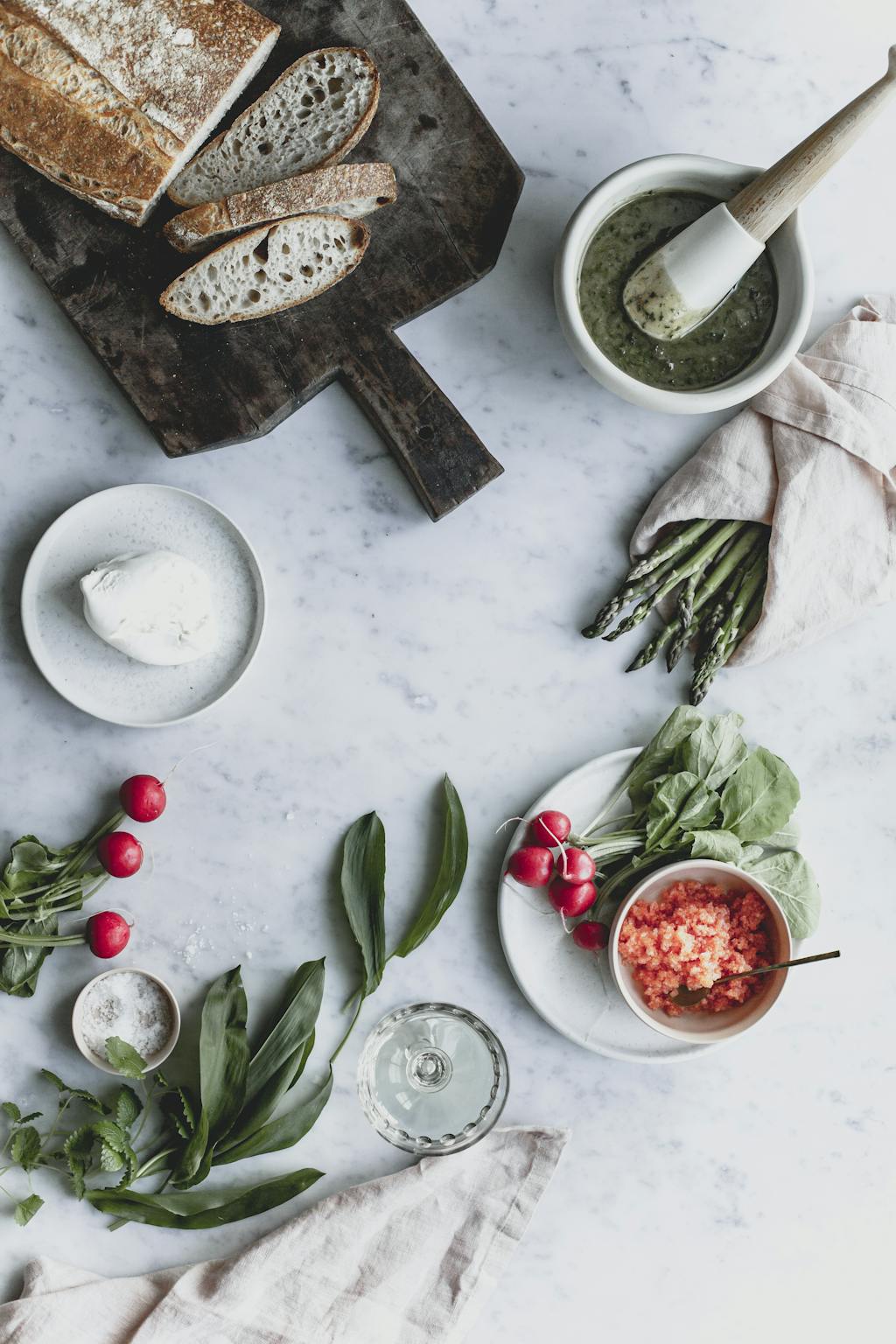 Camilla Drost fra Atelier Ea serverer toast med burrata, stenbidderrogn og ramsløg
