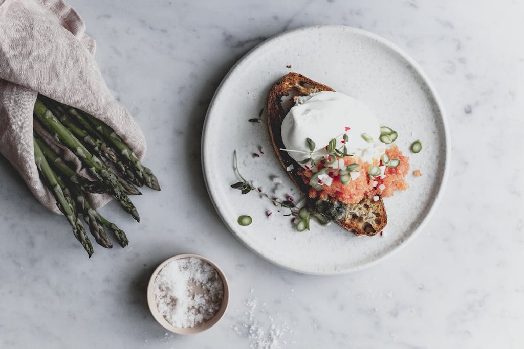Camilla Drost fra Atelier Ea serverer toast med burrata, stenbidderrogn og ramsløg