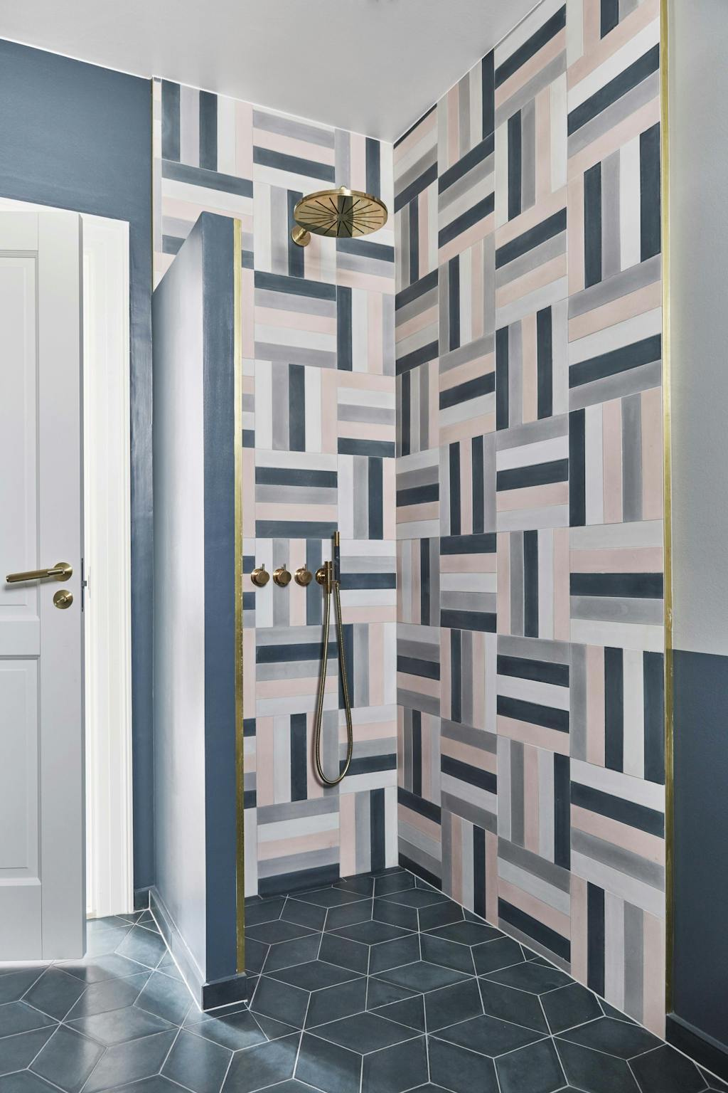 Farverigt og mønstret badeværelse