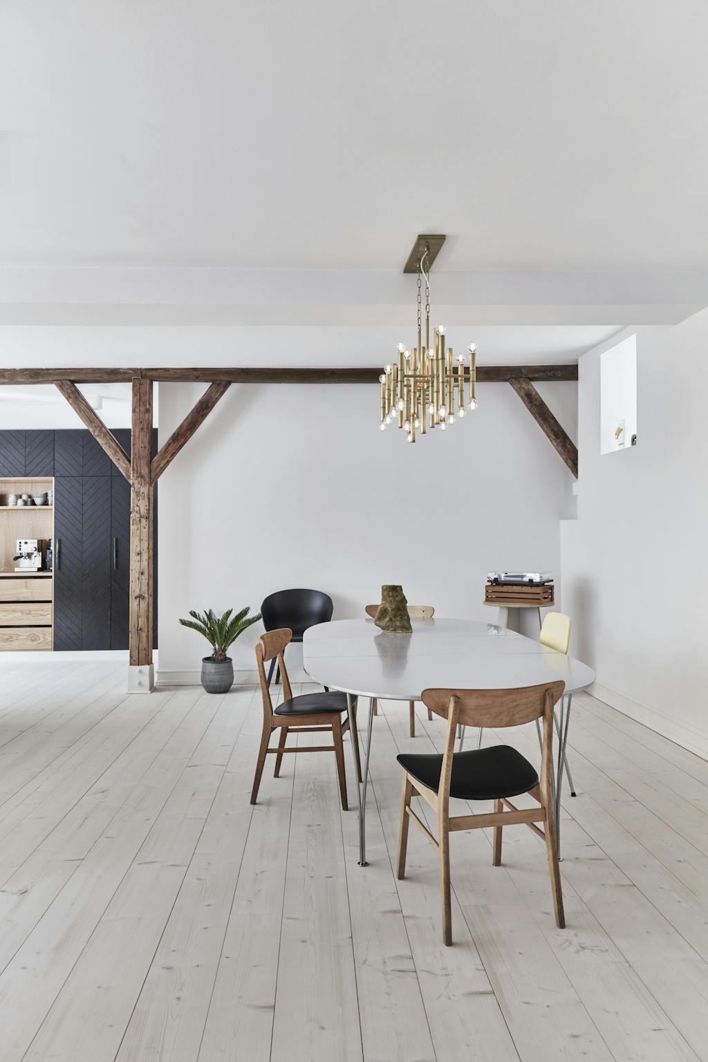 Minimalistisk og stilren spiseplads i neutrale farver