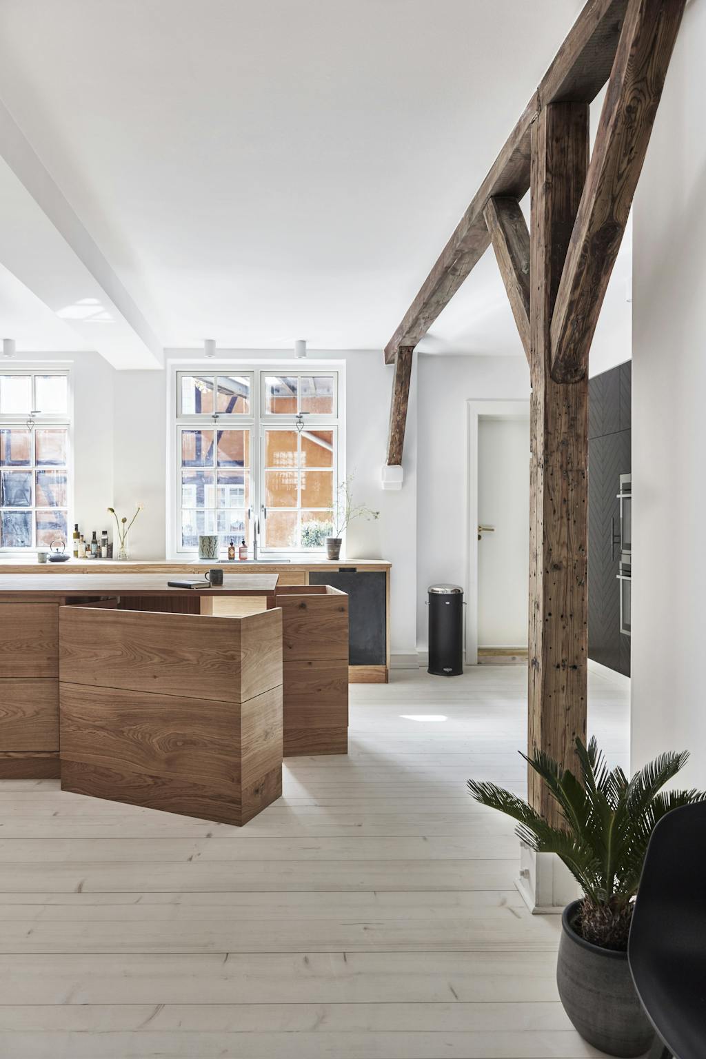 Minimalistisk og nordisk køkken med varme træelementer