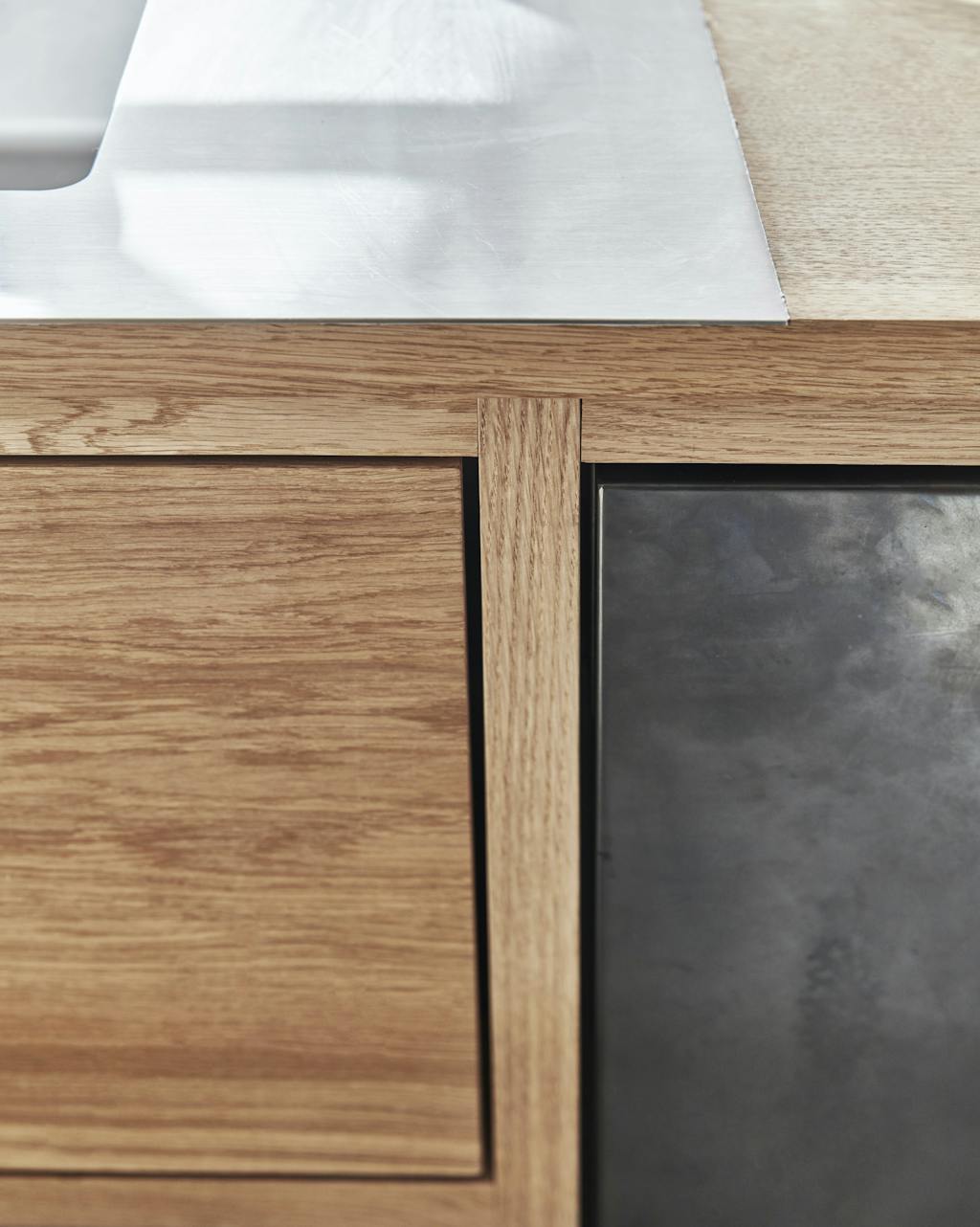 Flotte kontraster i et enkelt og minimalistisk køkken