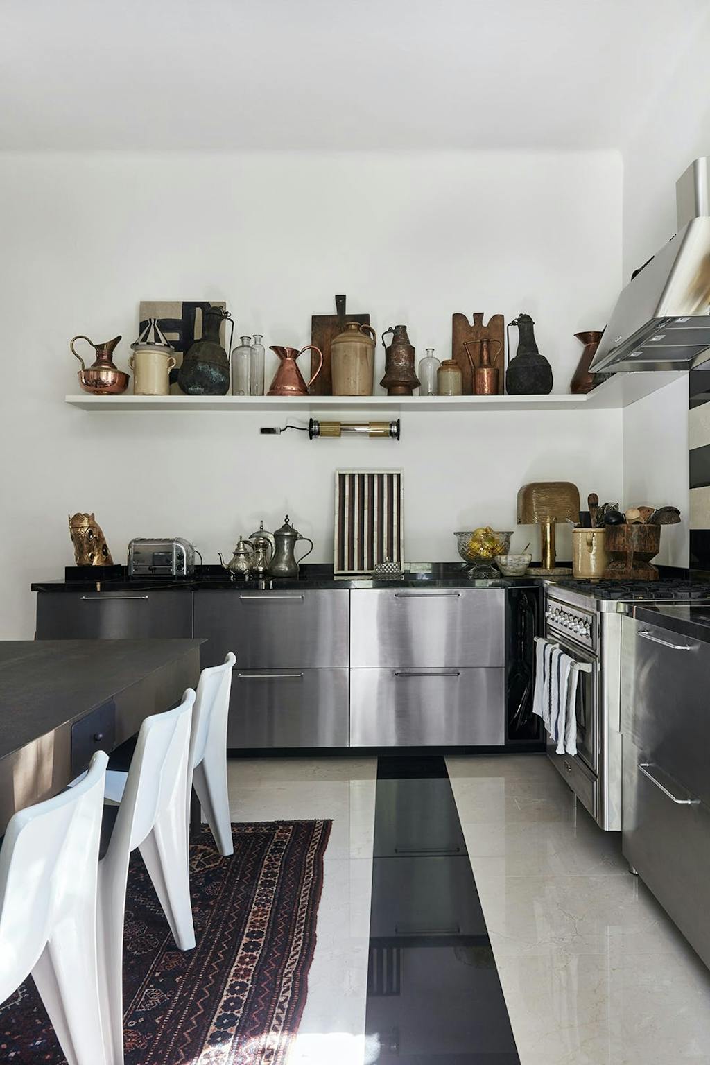 Stålkøkken og stribet marmorgulv